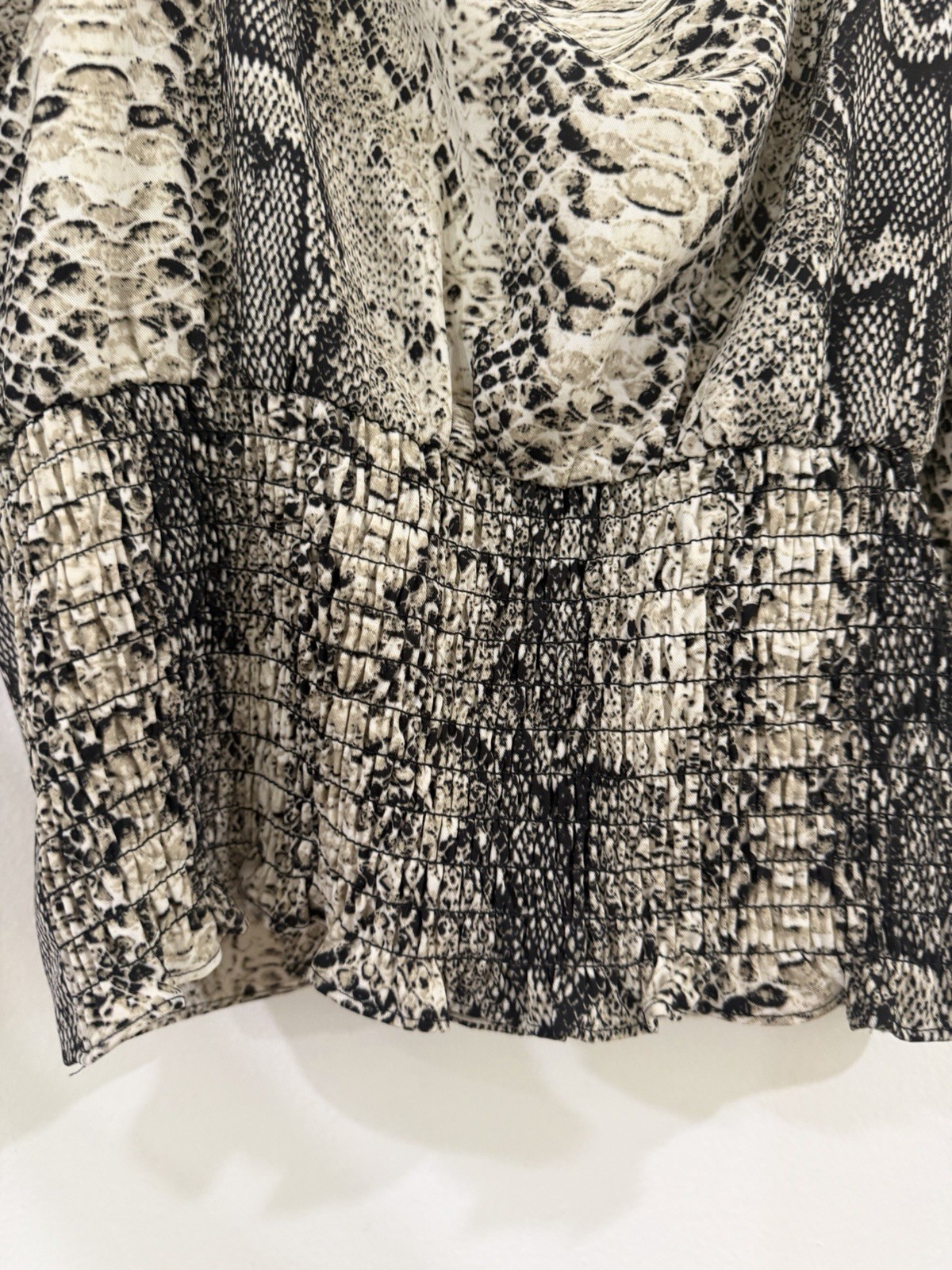 bar III Women’s Beige/Black Snake Print Cropped Tie-Front Puff Sleeve Blouse L