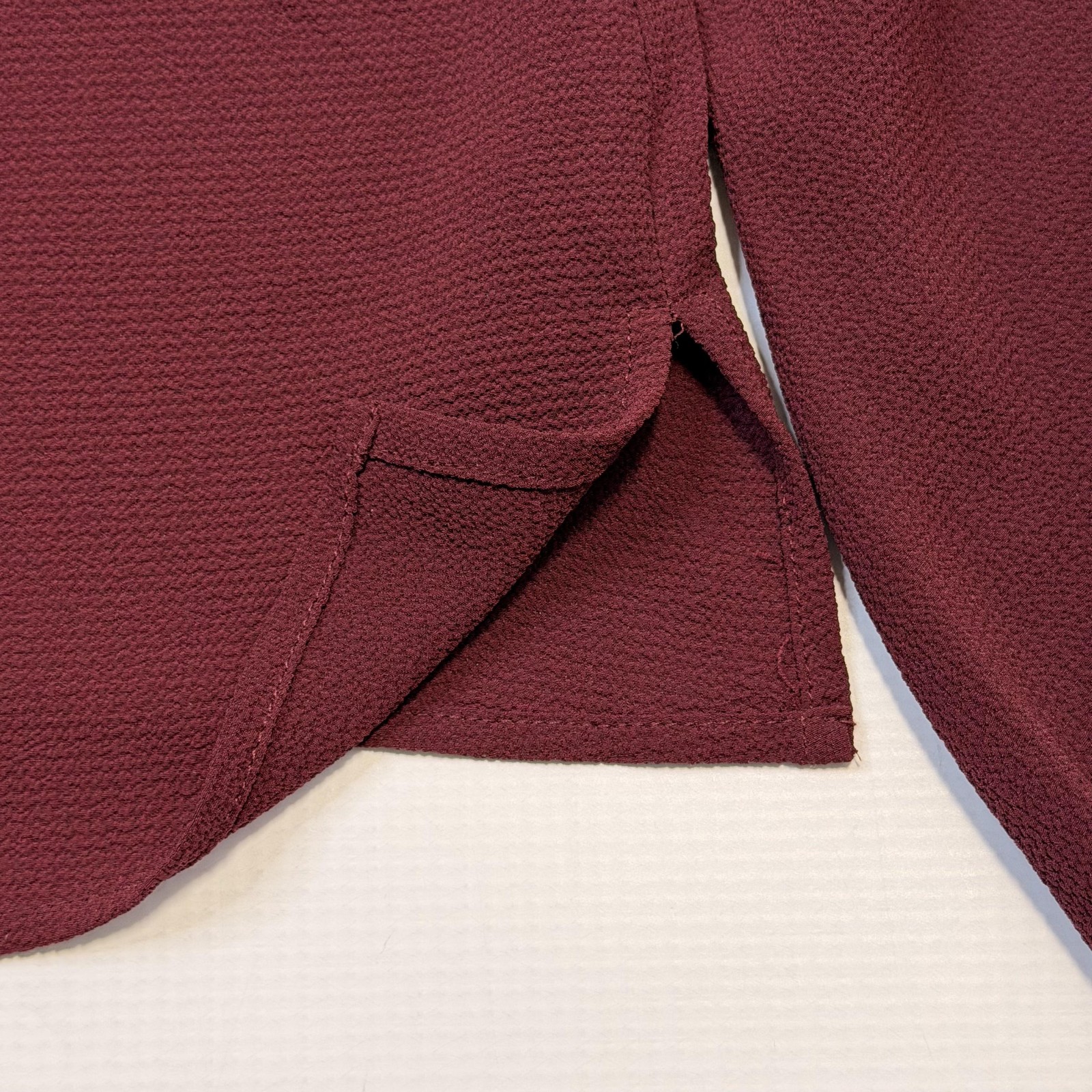 Vince Camuto Blouse Womens Medium Cabernet Textured Long Sleeve Tie Cuff Top NEW