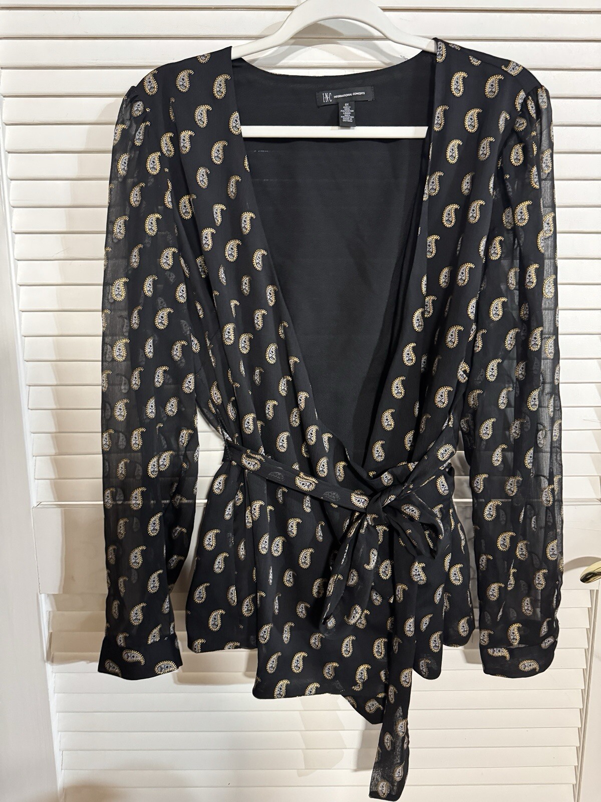 INC Women’s Size 0X Black Metallic Gold Paisley V Neck EUC