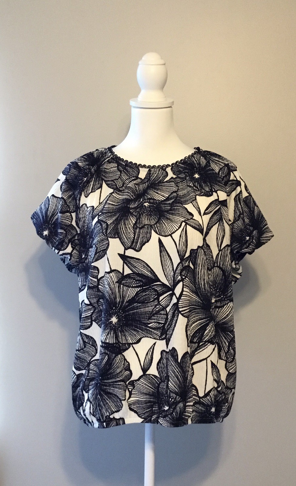 Sunset & Harper Blue Floral Short Sleeve Blouse Sz Large Bubble Hem Crochet NWT*