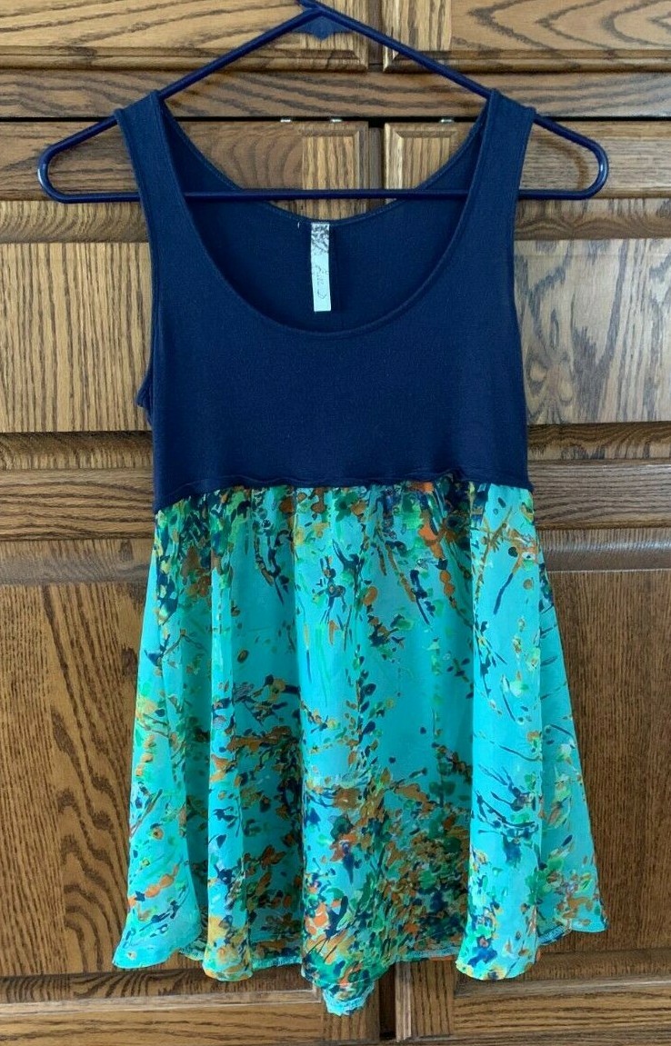 Women/Junior Bella D Shirt sz S Multicolor