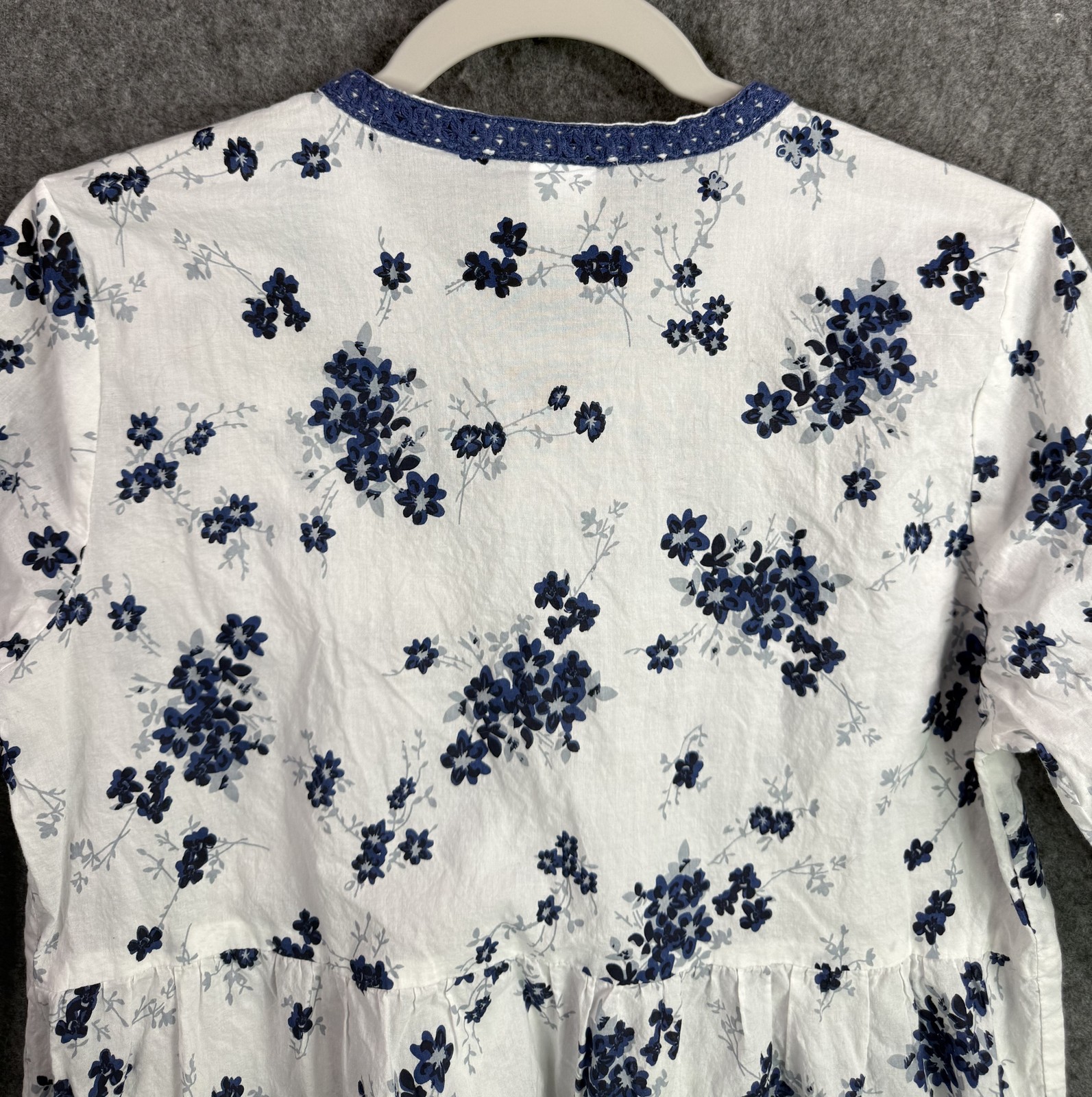 Salon Studio Women’s White Blue Floral Cotton Blouse Top Size M Pintuck Lace