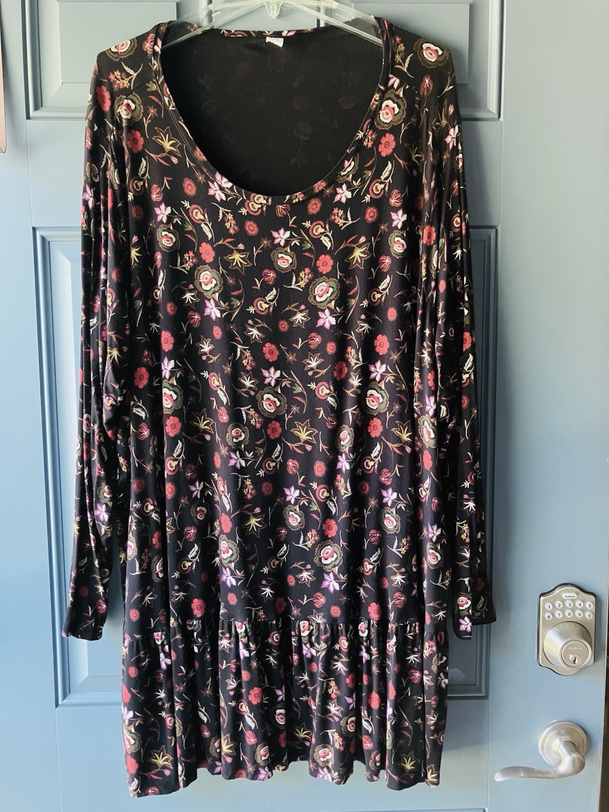 EUC Size 4x 30/32 OLD NAVY Black floral Tunic 35in. Long x 26in. Wide Laid flat