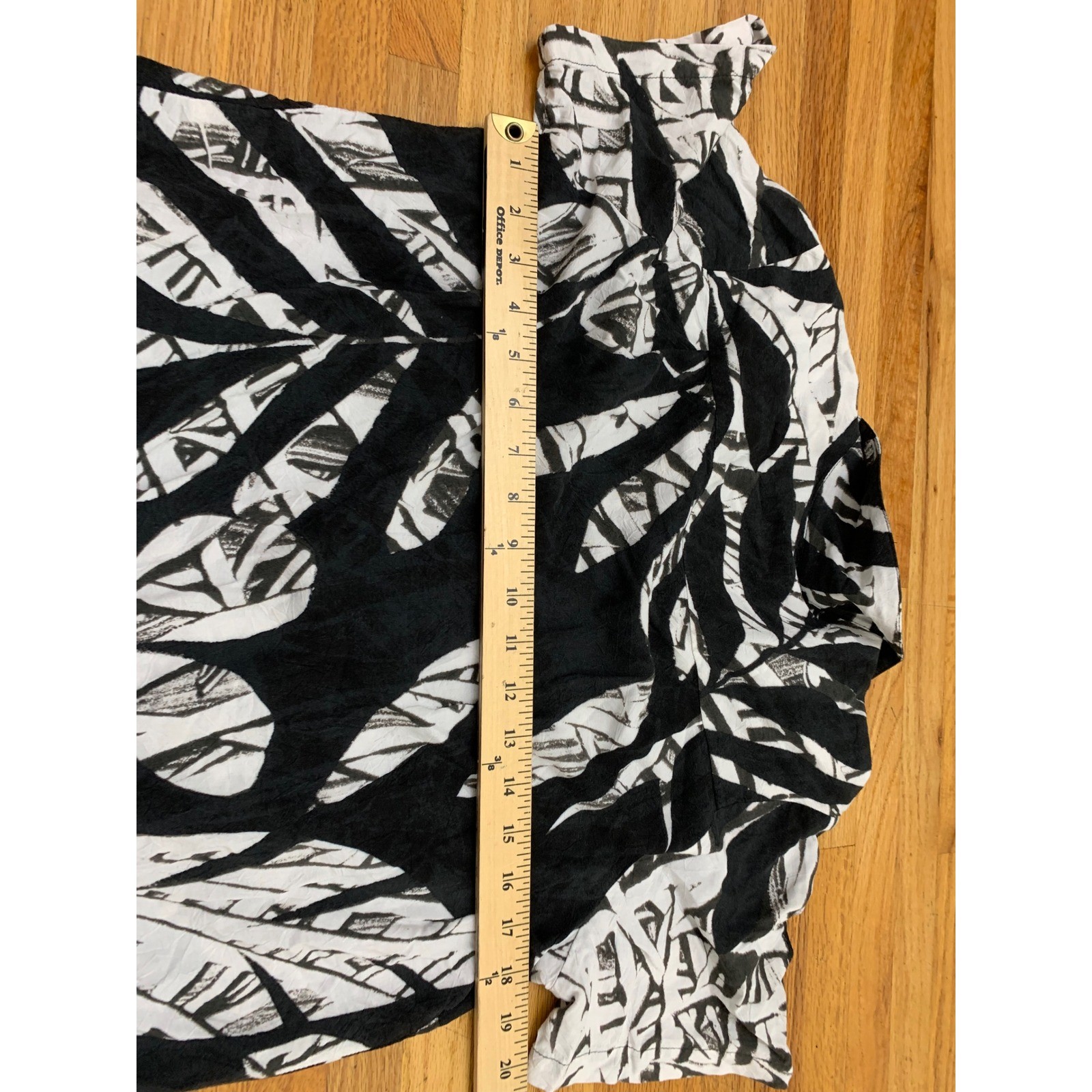 Jams World Valletta Rayon Shirt Women’s Medium Black White Tropical Leaf Hawaii