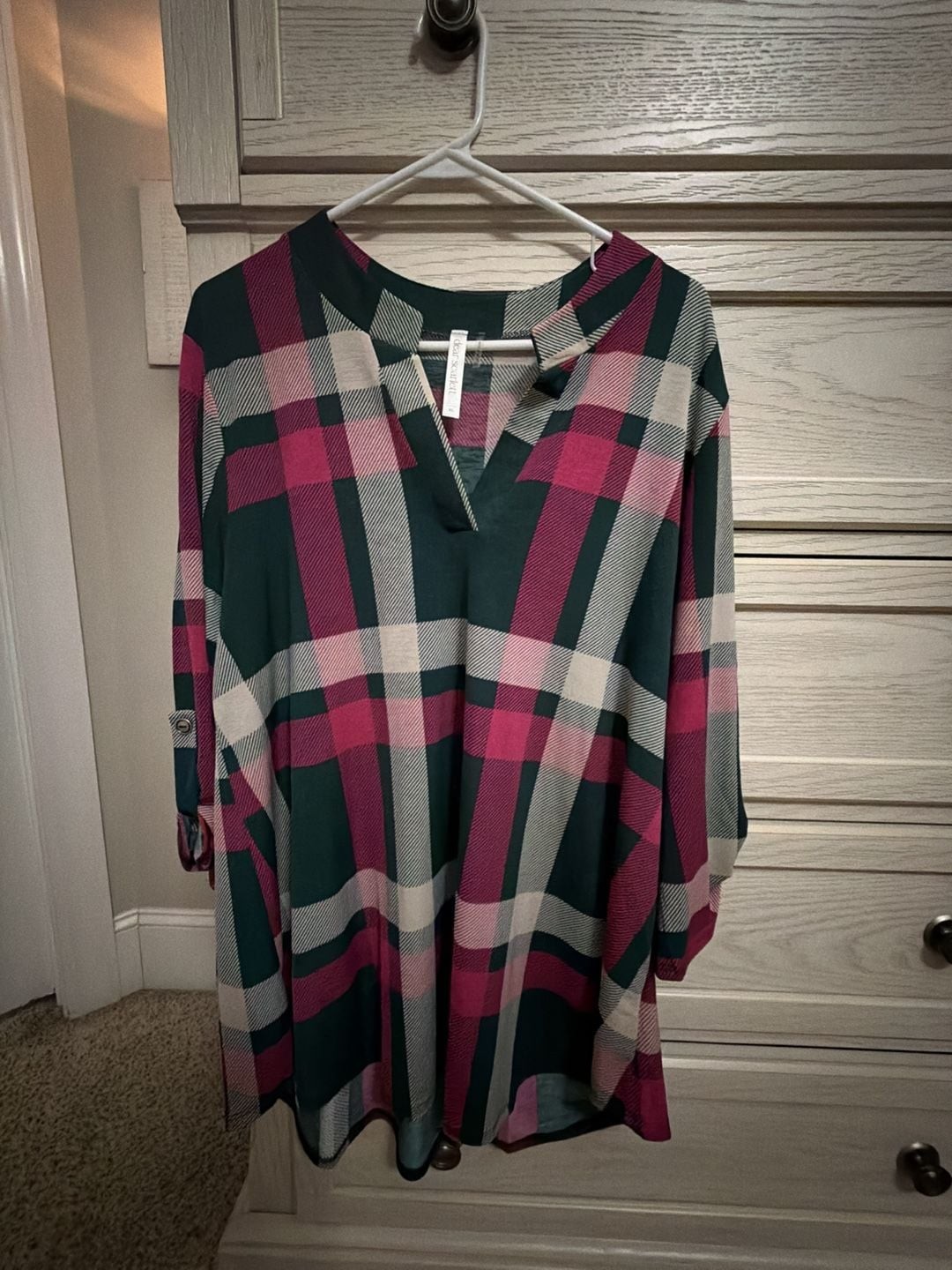 Dear Scarlett Women’s Green and Pink Plaid V-Neck Roll-Tab Sleeve Tunic Top