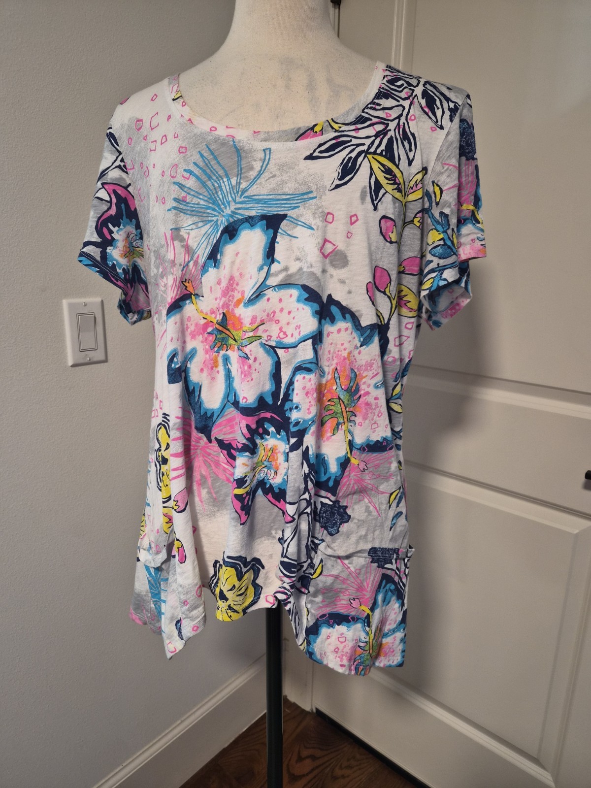 Fresh Produce Tunic Top Colorful Floral w/cutouts & Pockets Sz XL