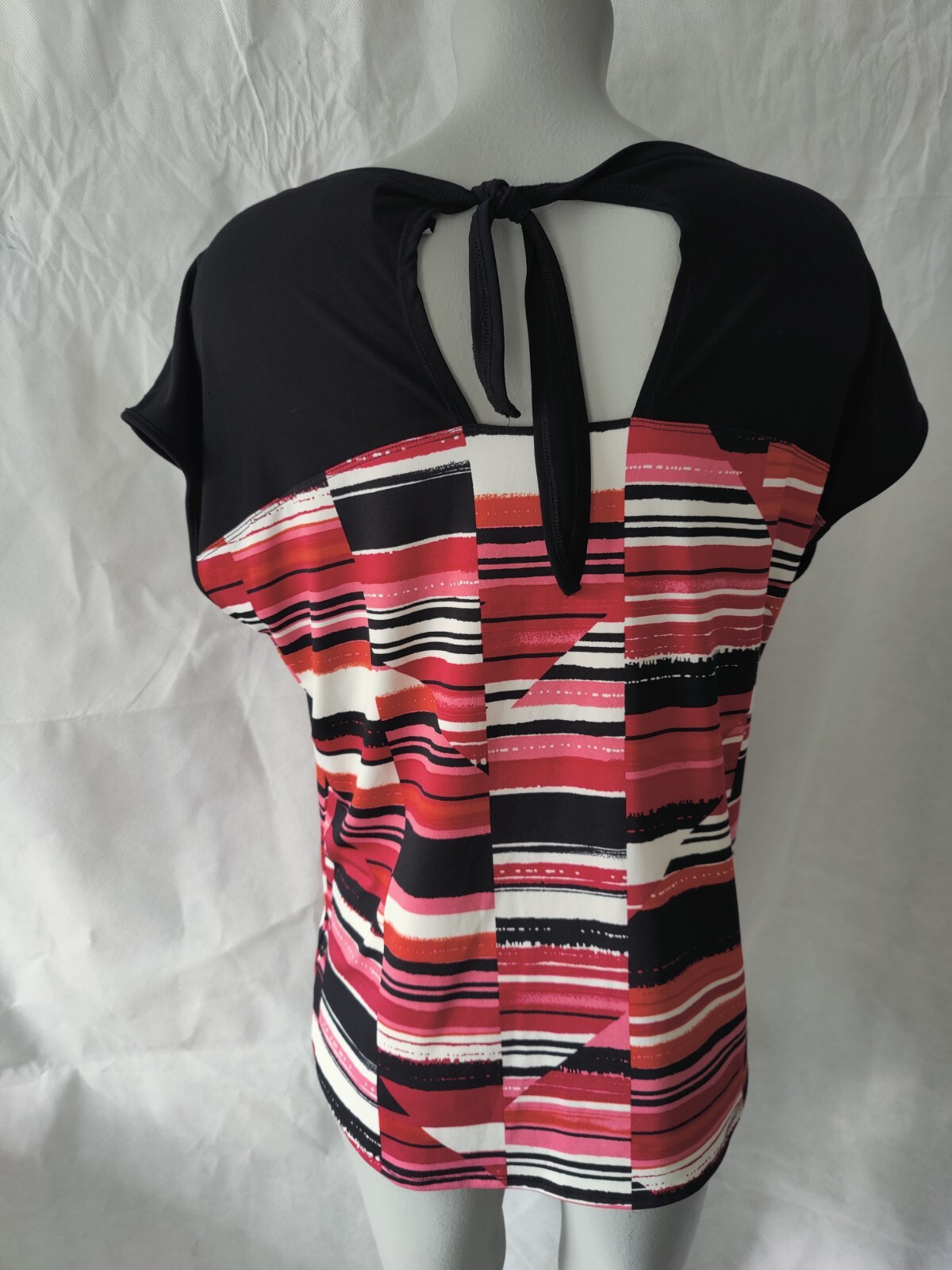 Zoe+Phoebe Black & Red Geometric Cap Sleeve Top Tie Back of Neck Size M