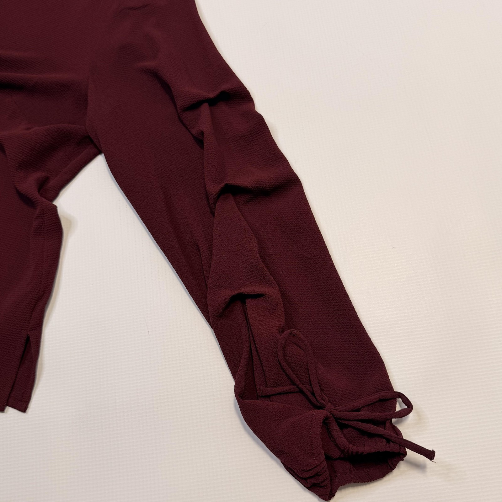 Vince Camuto Blouse Womens Medium Cabernet Textured Long Sleeve Tie Cuff Top NEW