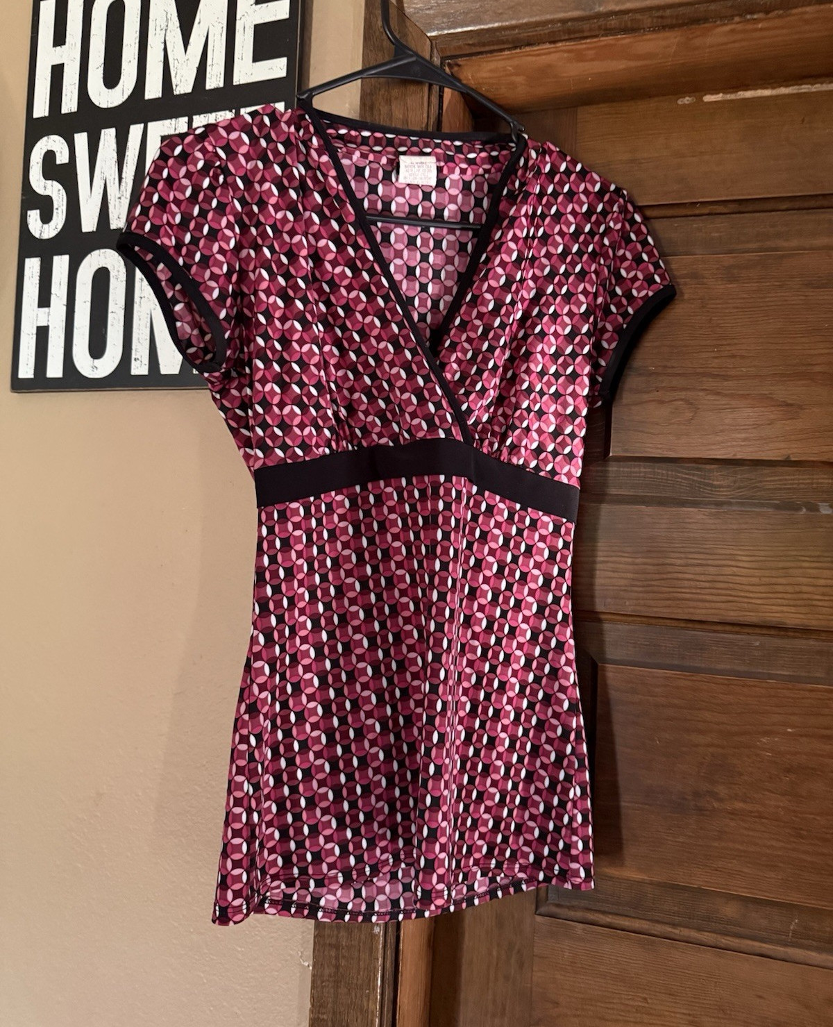maurices Women’s M Geometric V-Neck Cap Sleeve Woven Blouse Maroon Black White