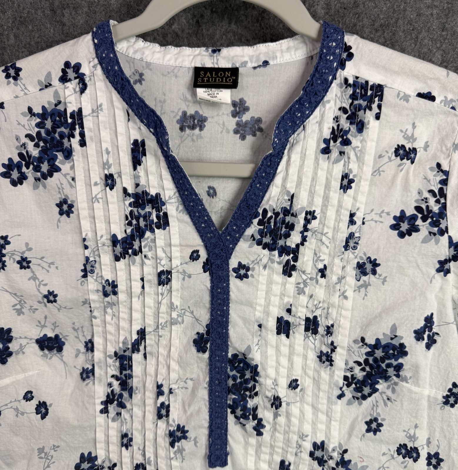 Salon Studio Women’s White Blue Floral Cotton Blouse Top Size M Pintuck Lace