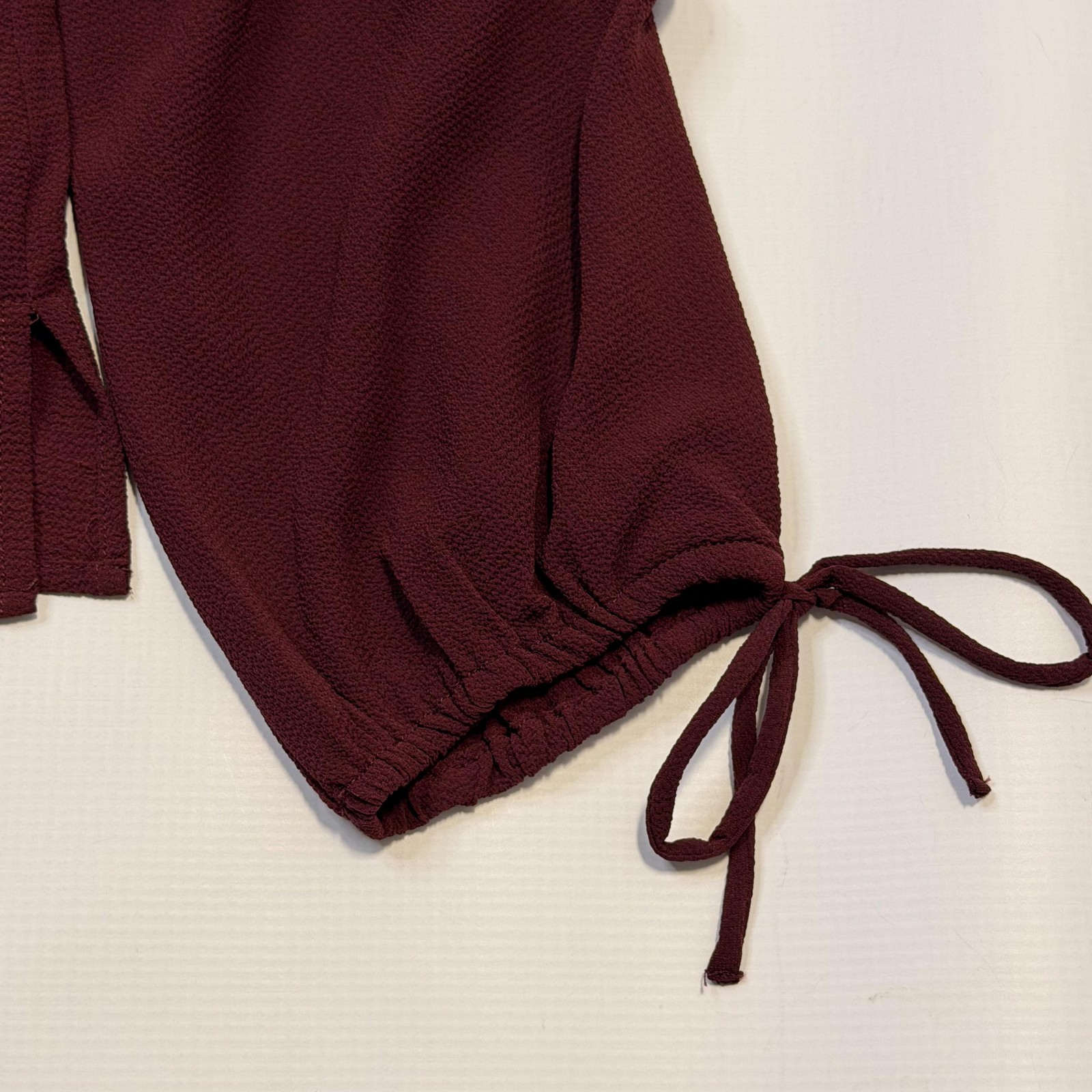 Vince Camuto Blouse Womens Medium Cabernet Textured Long Sleeve Tie Cuff Top NEW