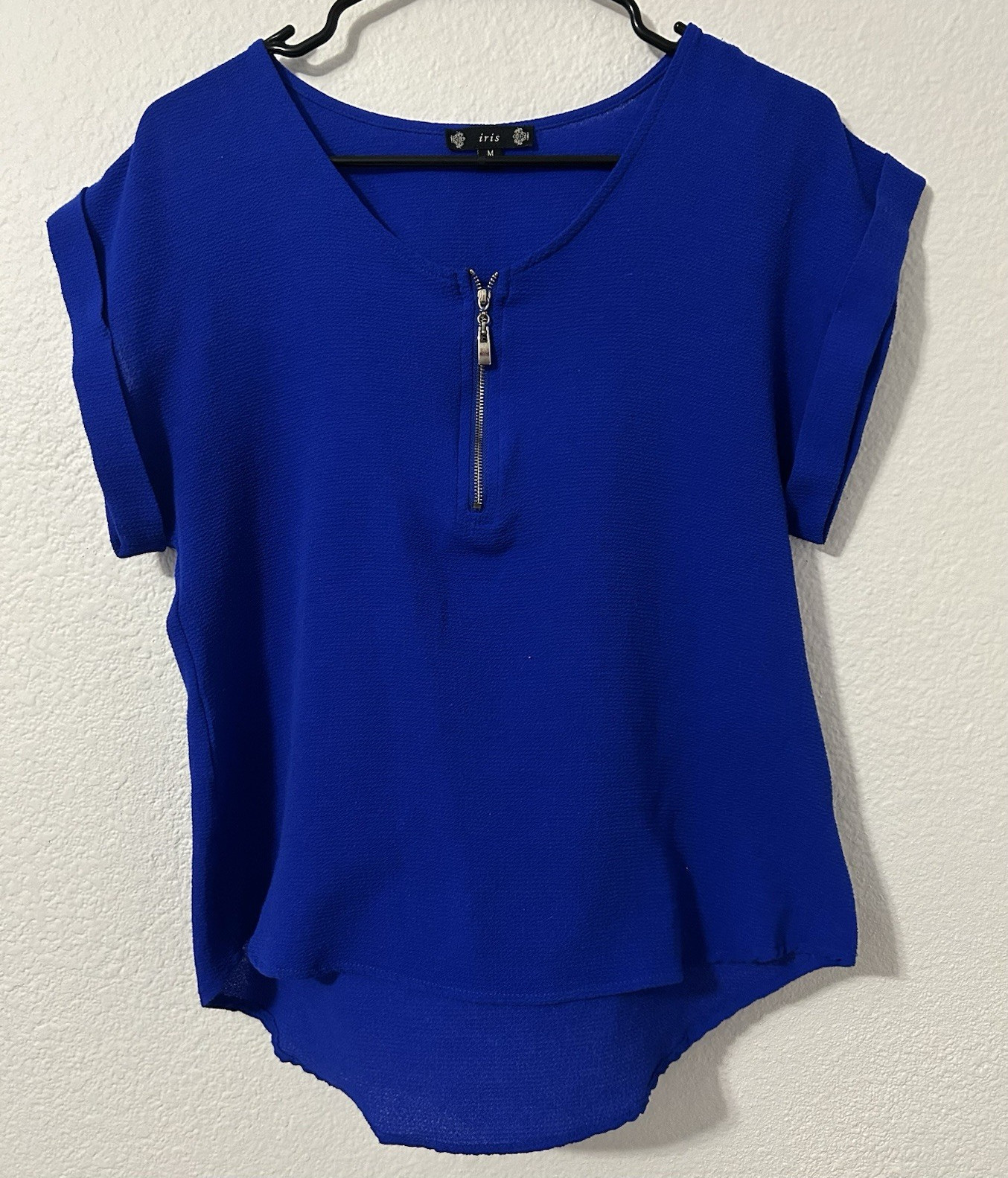 Iris Blue Solid V-Neck 1/2 Zip Short/Cap Sleeve Women’s Blouse Size M