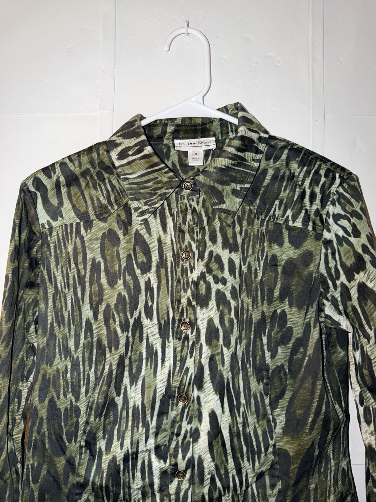 St. John Sport Marie Gray Silk Blend Green Cheetah Leopard Print Blouse Small