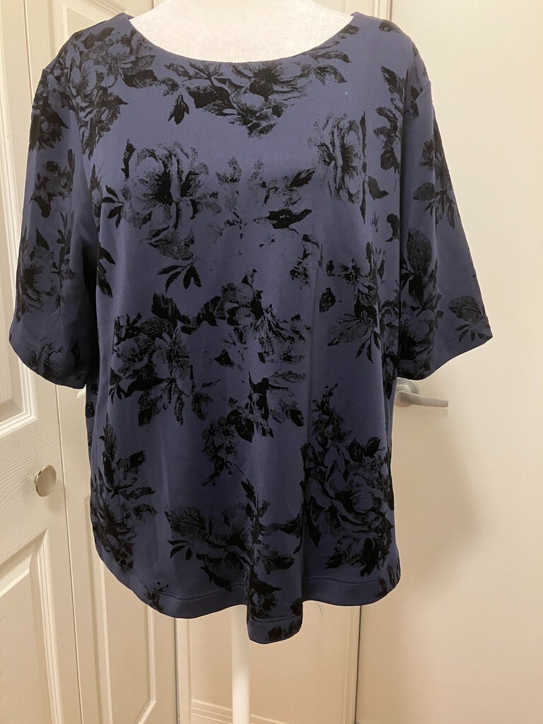 BOBEAU-NAVY BLUE BLOUSE W/ABSTRACT FLORAL PRINT-L-SCOOP NK-BACK ZIP-POLY/SP.-SS