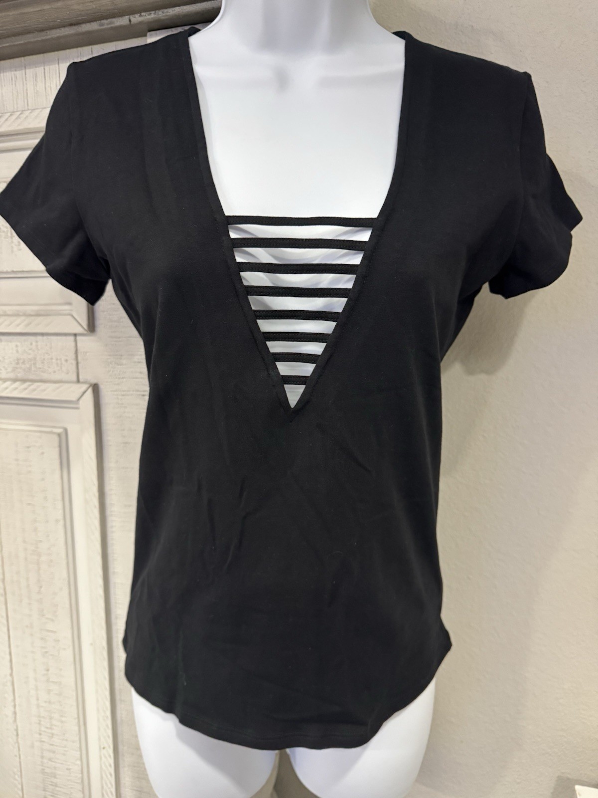 Express Women’s Black V-cut Short Sleeve Top Size Medium NWT