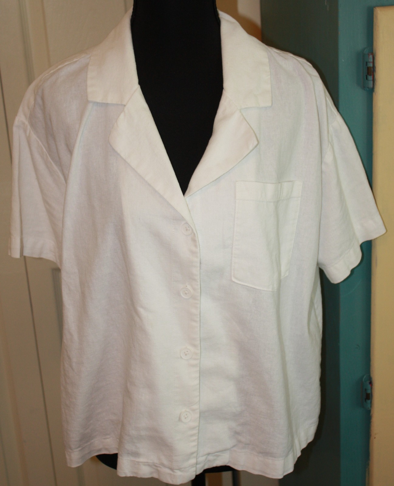 Women’s heavy white cotton camp shirt or over-shirt, size M, button down
