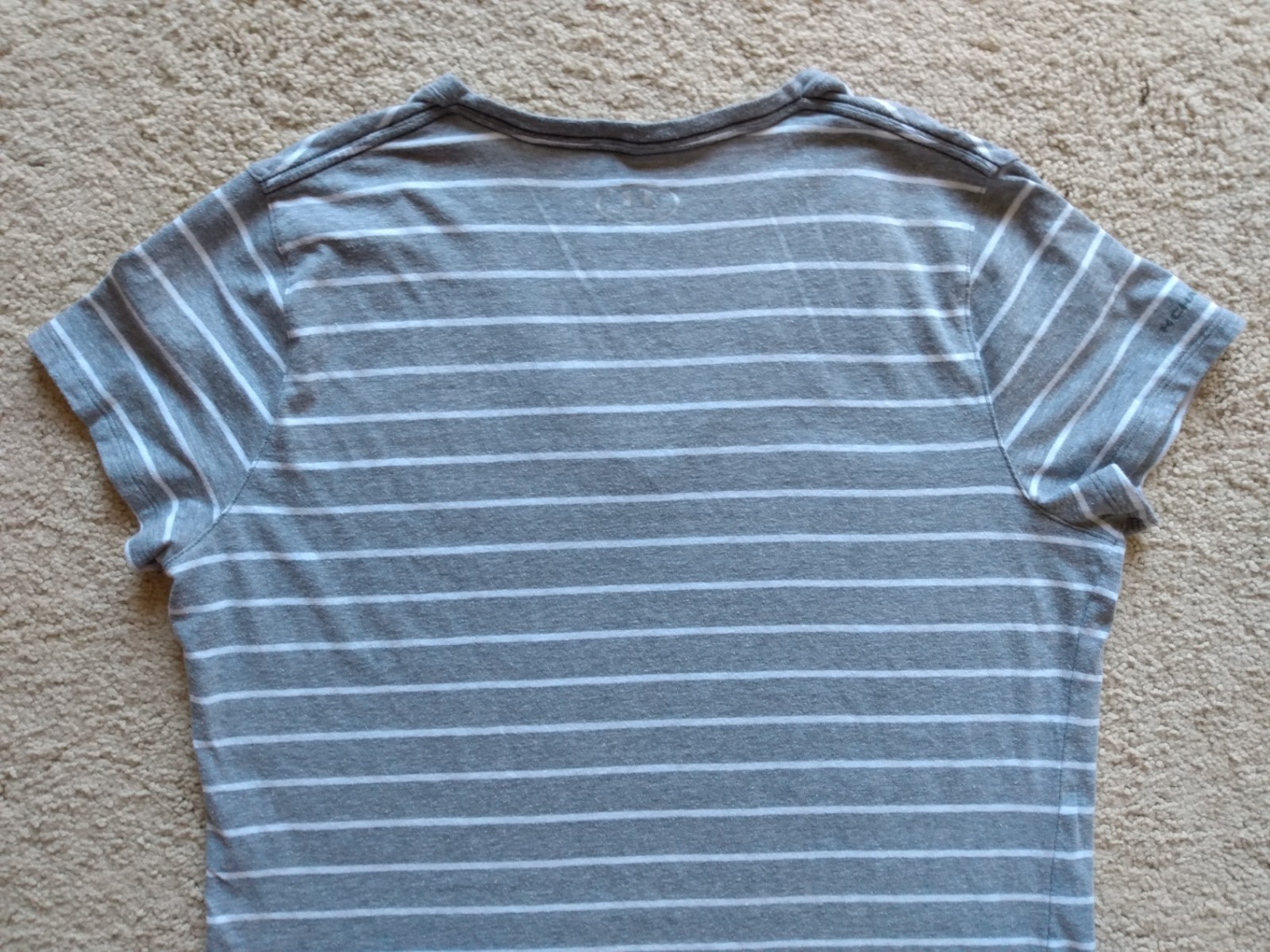 Under Armour Women’s Gray White Striped V-Neck T-Shirt Large Short Sleeves GUC