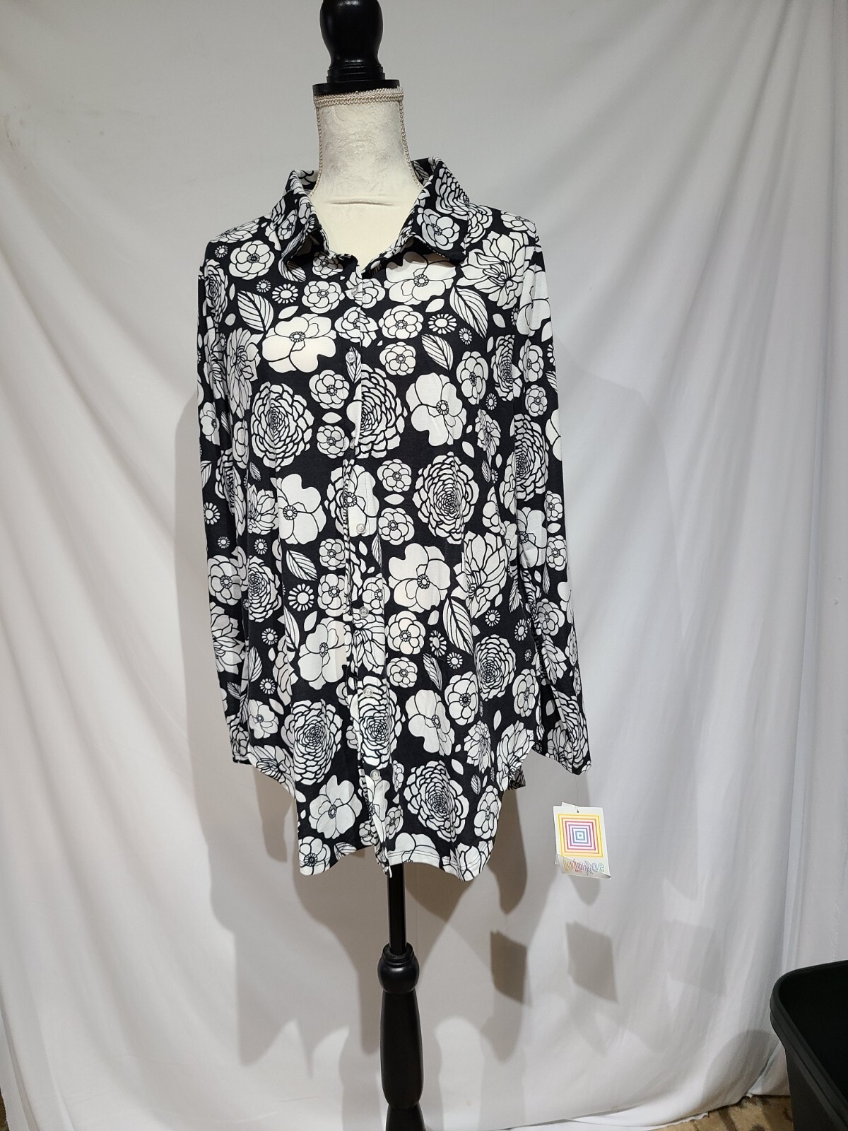Lularoe Valentina Large NWT B&W Geometric Floral Roll Up Sleeve Tab 42 Bust