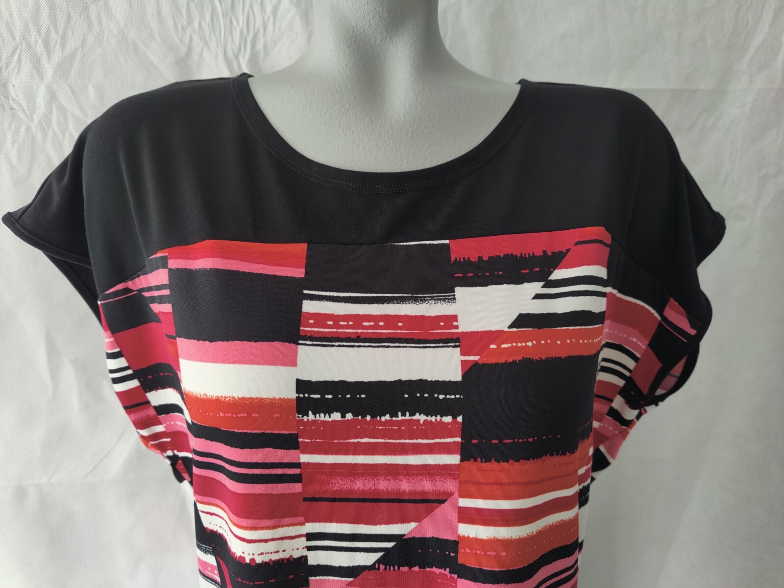 Zoe+Phoebe Black & Red Geometric Cap Sleeve Top Tie Back of Neck Size M