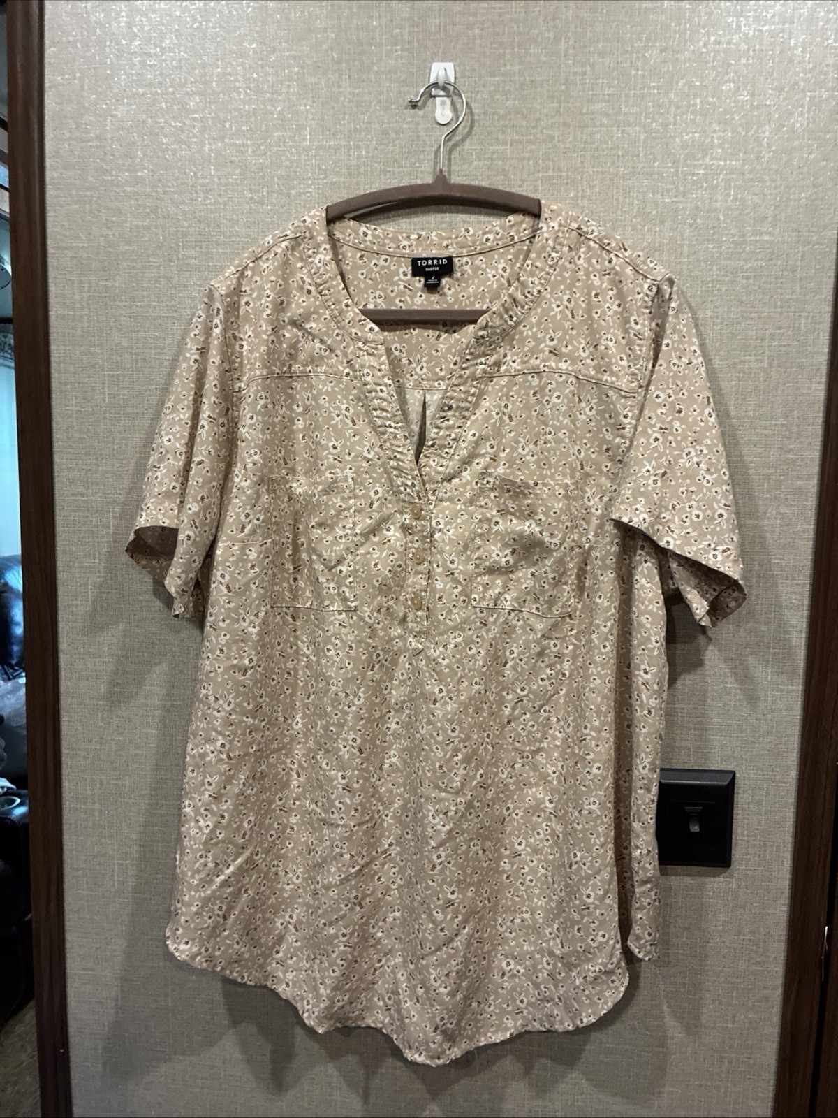 Torrid Women’s Size 2 Harper Challis Harper Beige floral Blouse in GUC