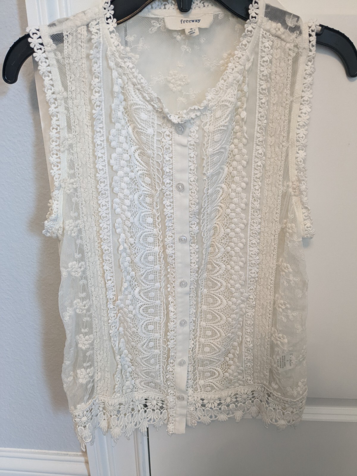 Freeway Women’s Button Front Lace Trim Top Size S Small – cream