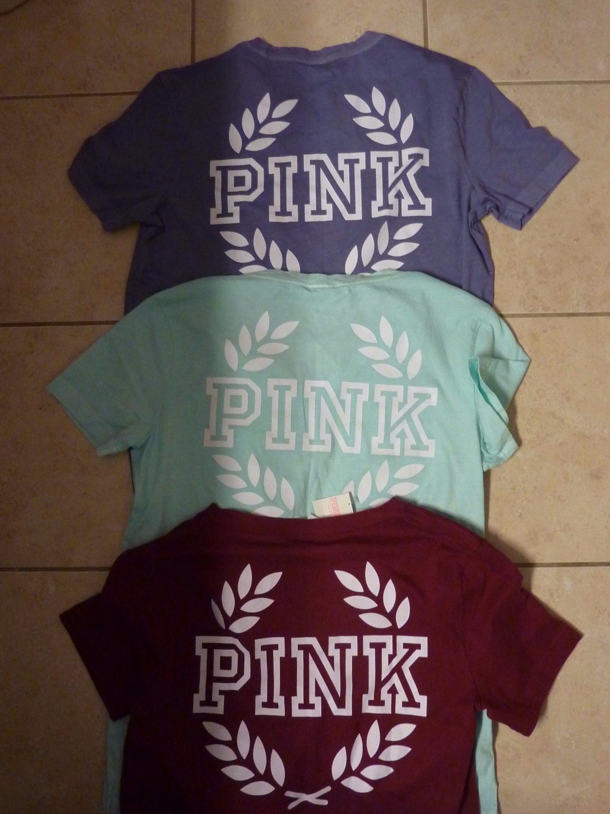 VICTORIAS SECRET PINK CAMPUS “PINK” “WREATH” SCOOPNECK/CREW POCKET TEESHIRT NWT