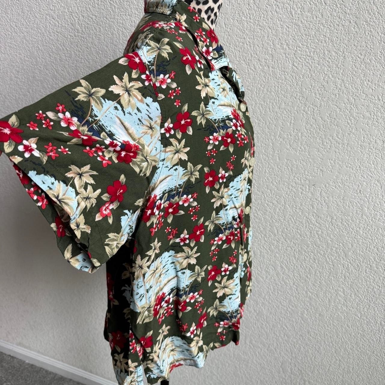 Basic Editions Vintage floral green button up blouse