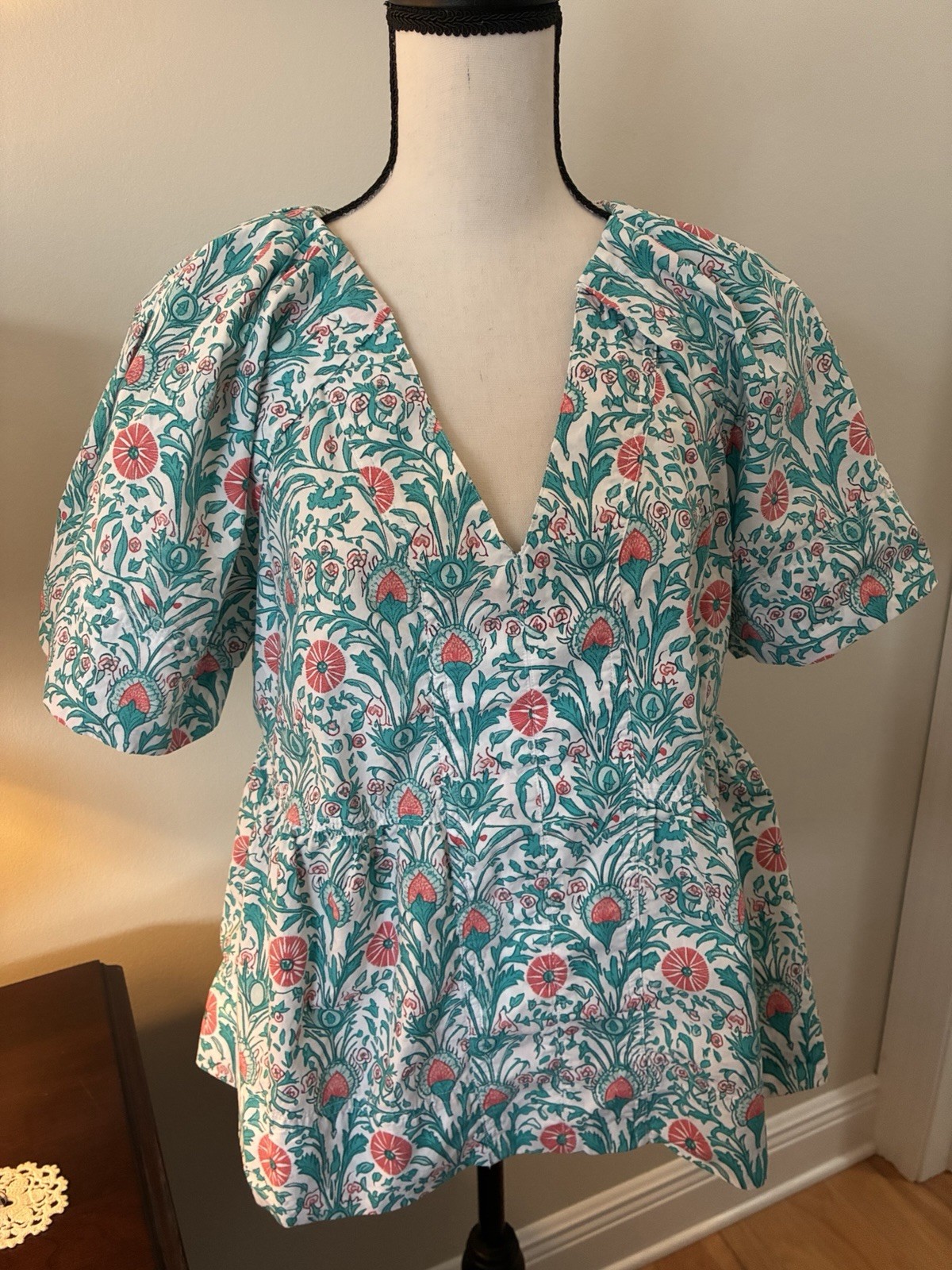 Crown & Ivy (Belks) Sz M Top, Ext. Stitching, Tiered, Cool: 100% Cotton