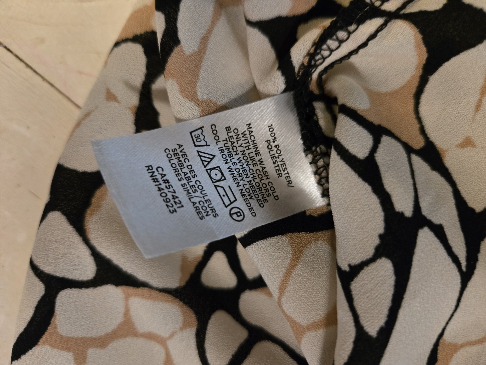 LOFT Outlet Women’s Medium Abstract Print Flutter Sleeve Blouse Beige Black Top