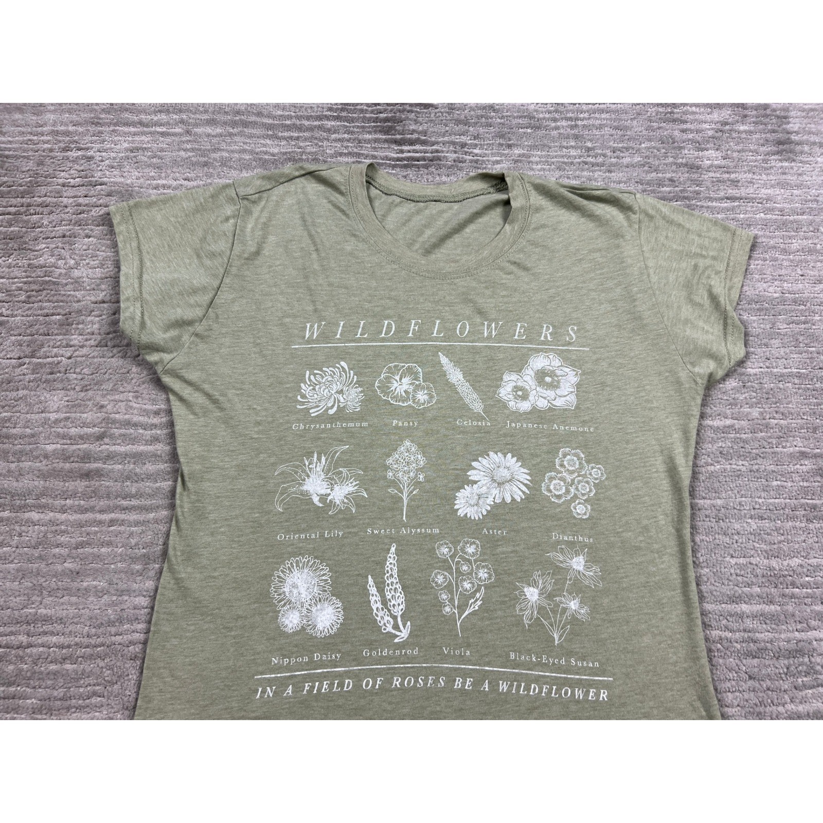 Unbranded Graphic Tee Women Medium Sage Green Wildflowers Botanical Cottagecore
