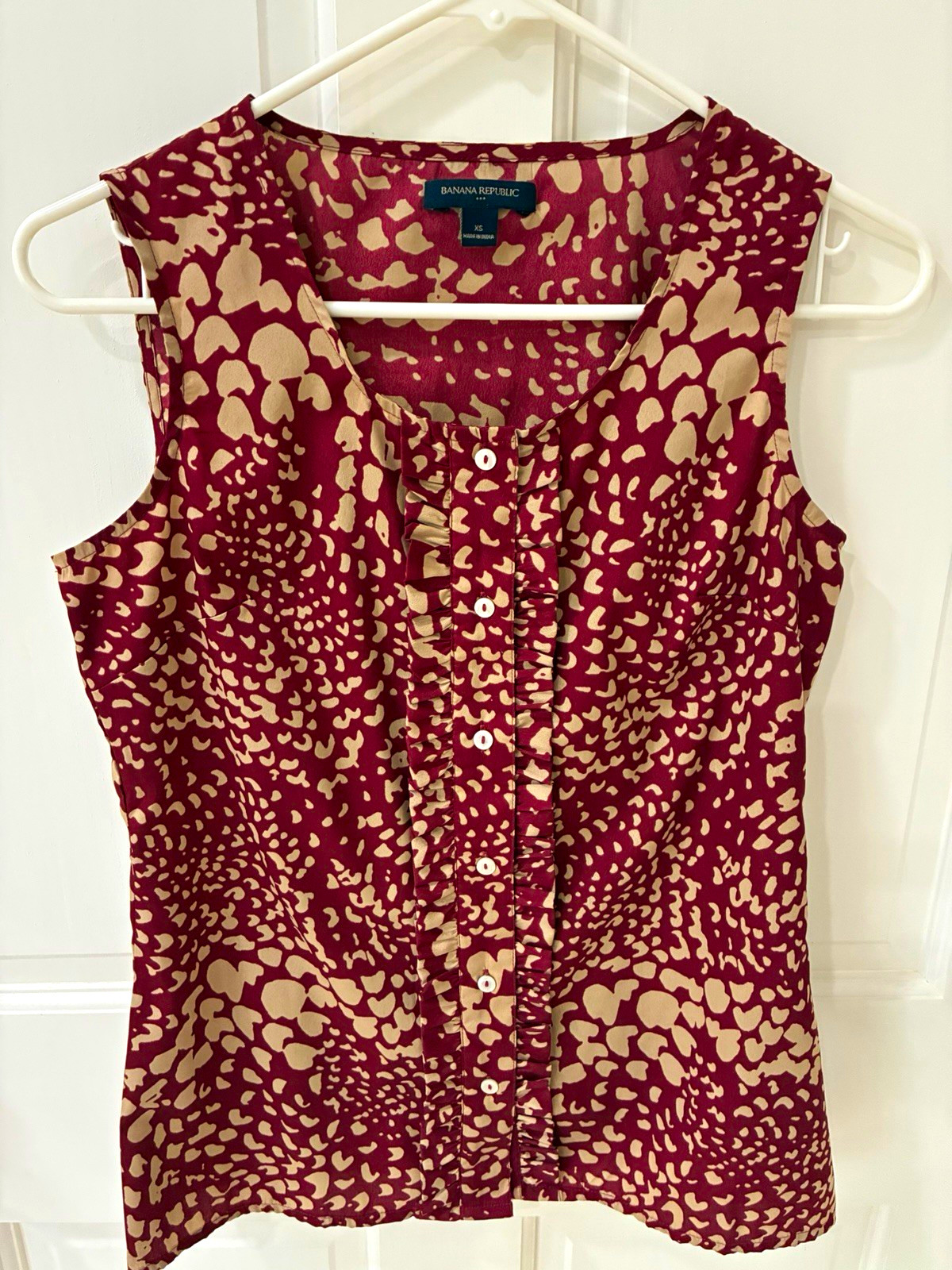 Banana Republic Women’s XS Burgundy Beige Animal Print Scoop Neck Button Blouse