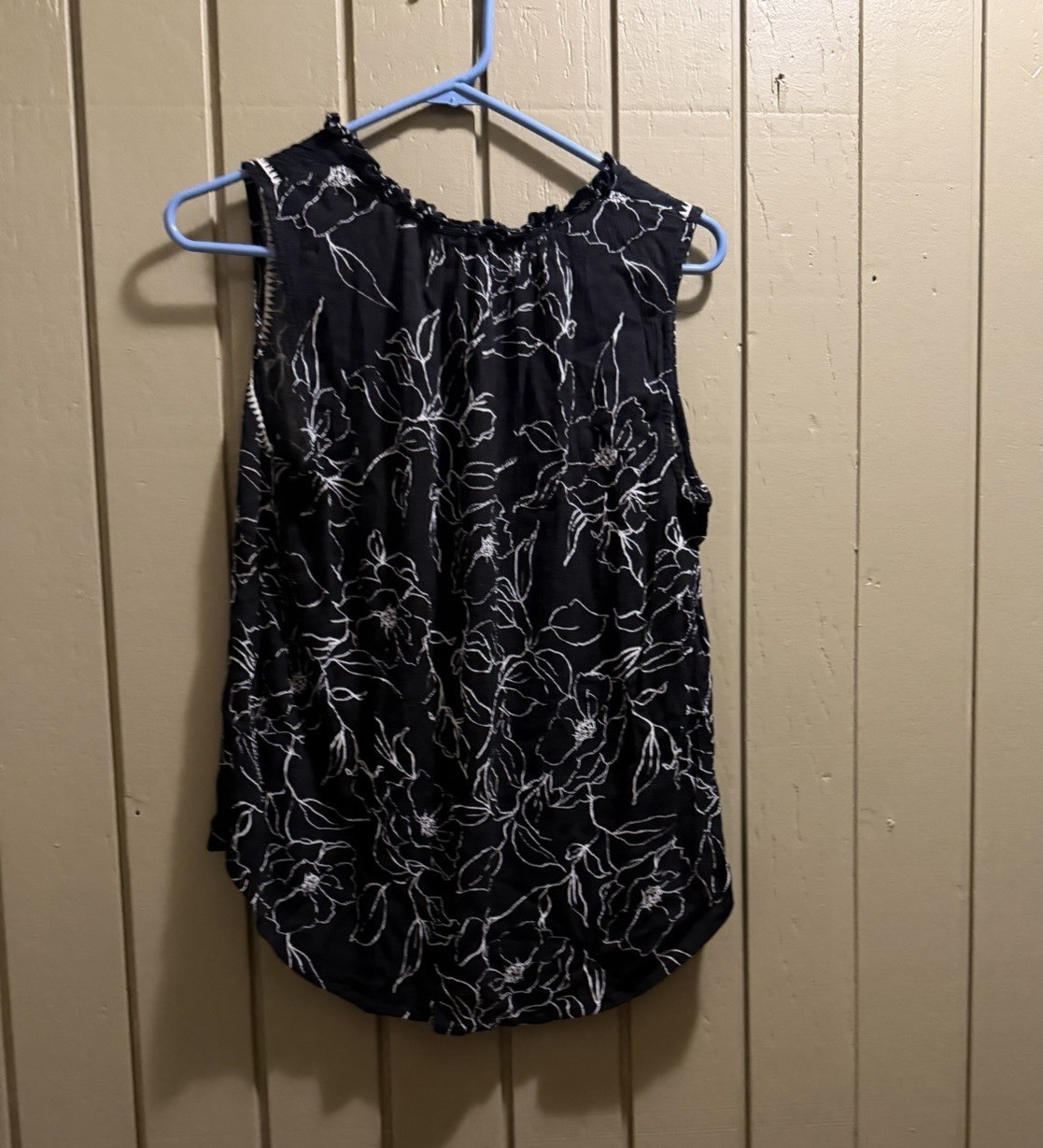 Studio B by Bobeau Women’s XL Black/White Floral Ruffle Sleeveless V-Neck Blouse