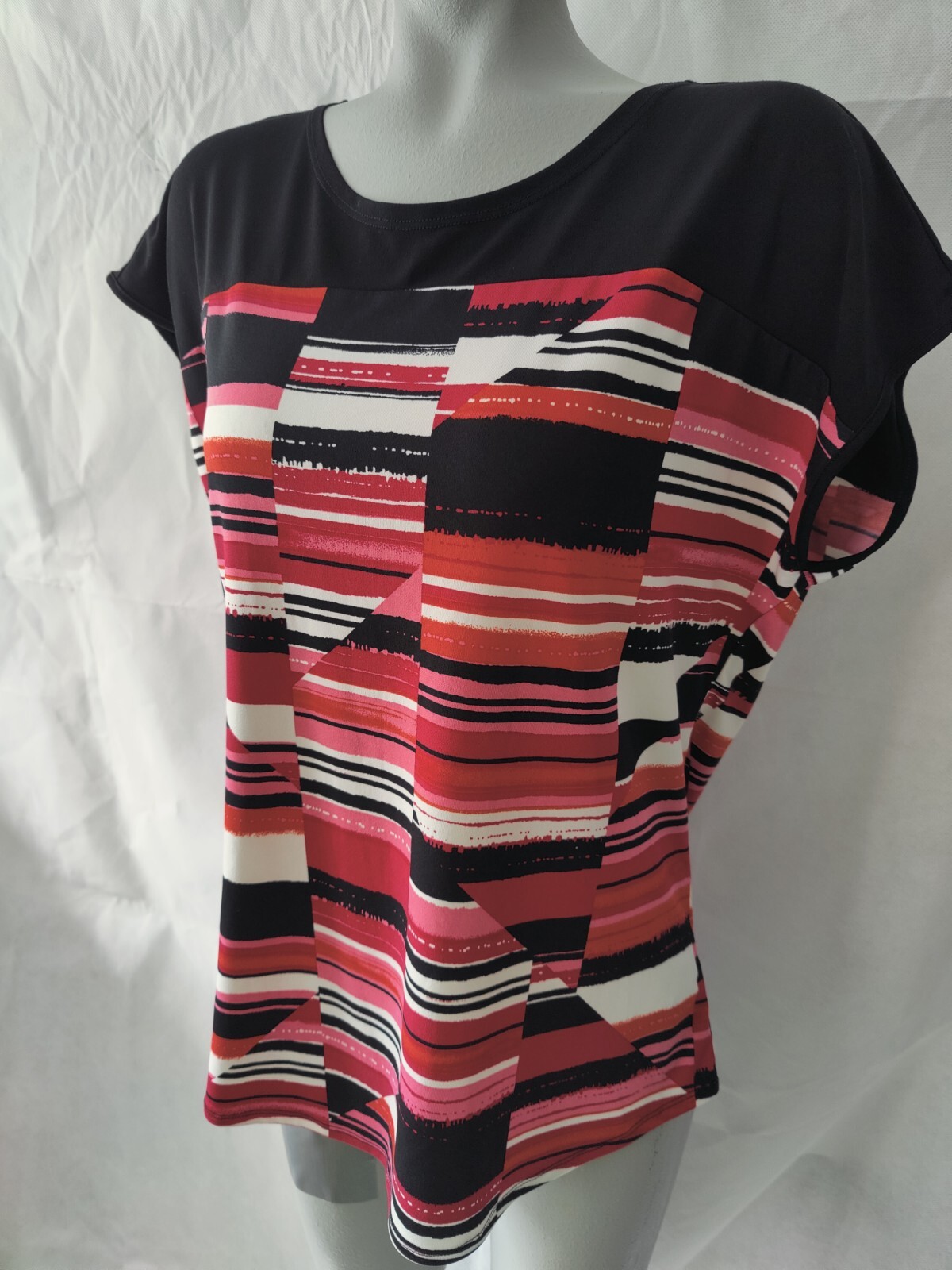Zoe+Phoebe Black & Red Geometric Cap Sleeve Top Tie Back of Neck Size M