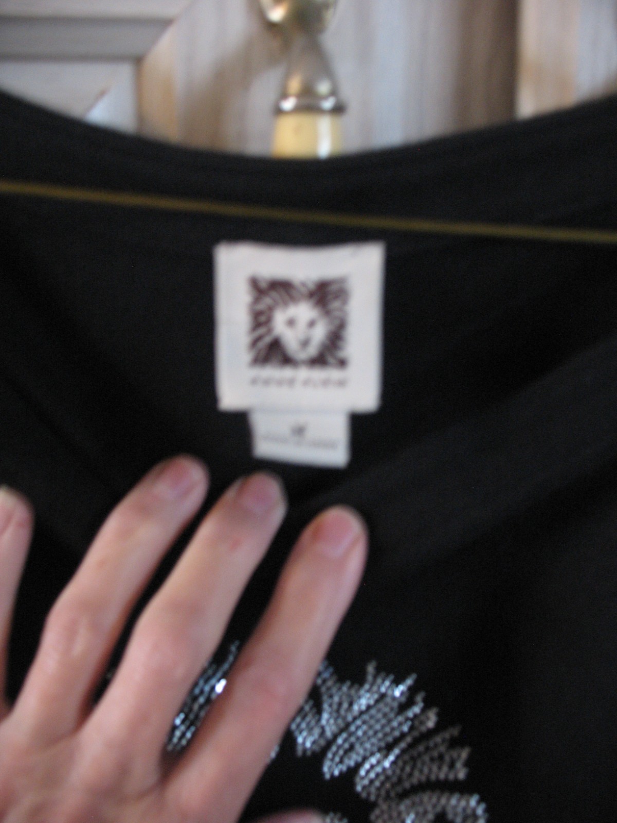 Anne Klein Women’s SHIRT TOP PULLOVER Black w LOGO BLING LION HEAD sz M zippers