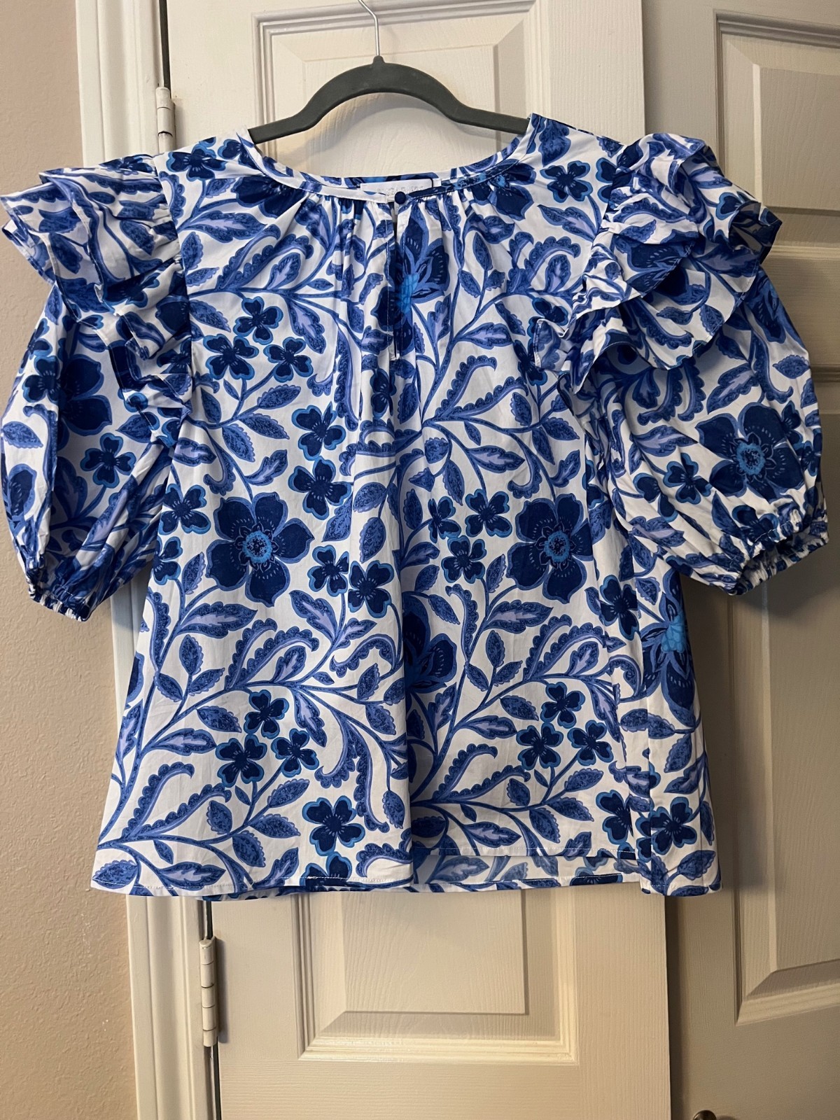 NWT Women’s Sugarlips Blue & White Floral Ruffle Sleeve Blouse – Large