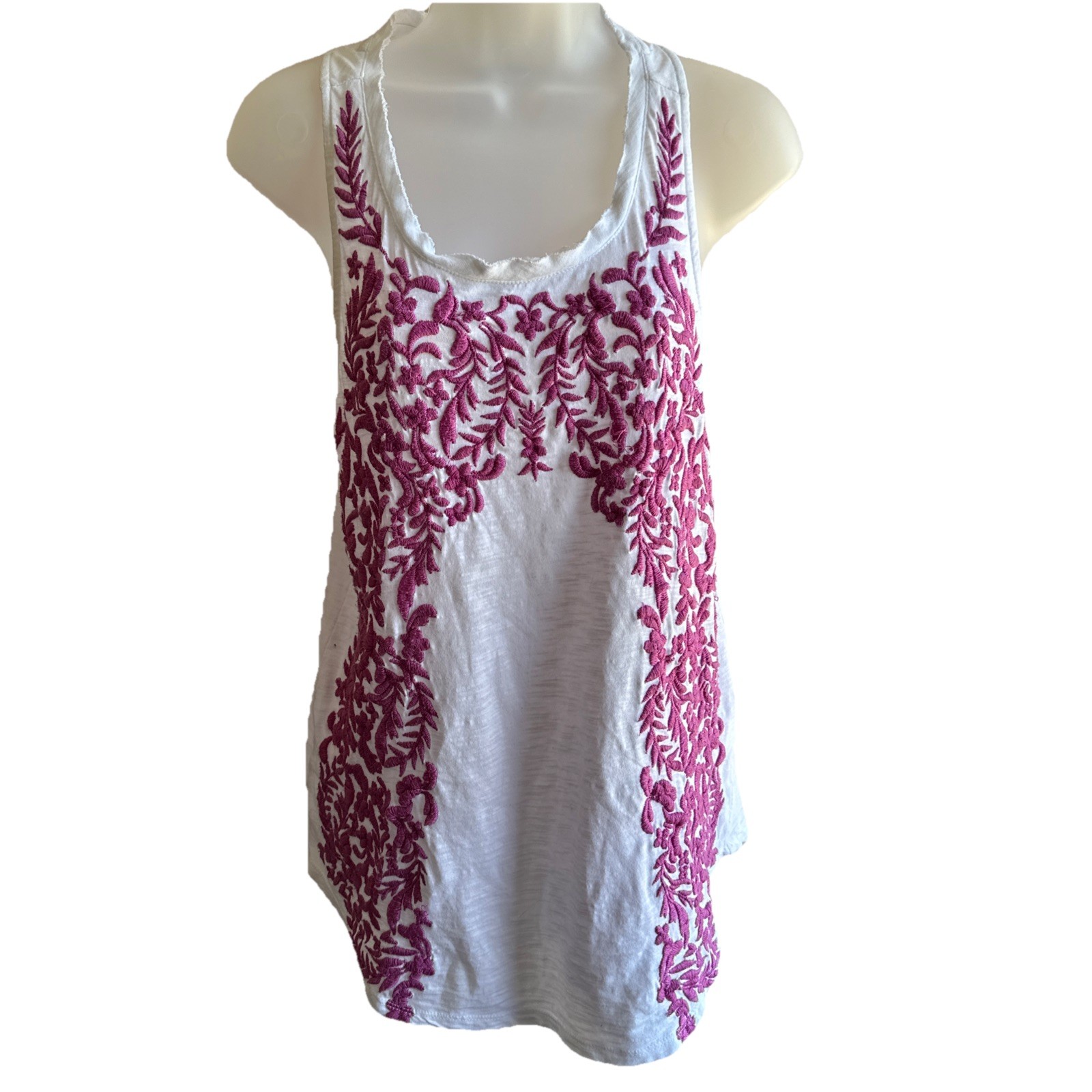 Lucky Brand Knit Tank Top S White with Purple Embroidery Racer Back Dip Hem cute