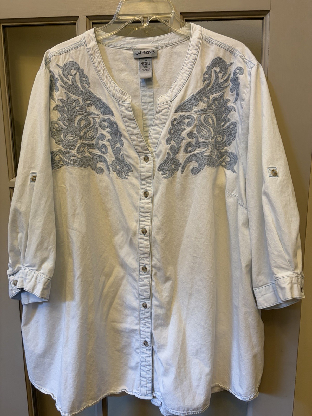 Catherines Women’s Plus 2X Appliqué 3/4 Sleeve Button Front V-Neck Blouse