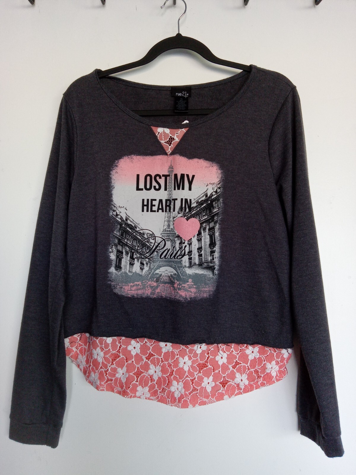 SZ XL gray & pink shirt w. Paris theme by Rue 21. Excellent condition. See photo