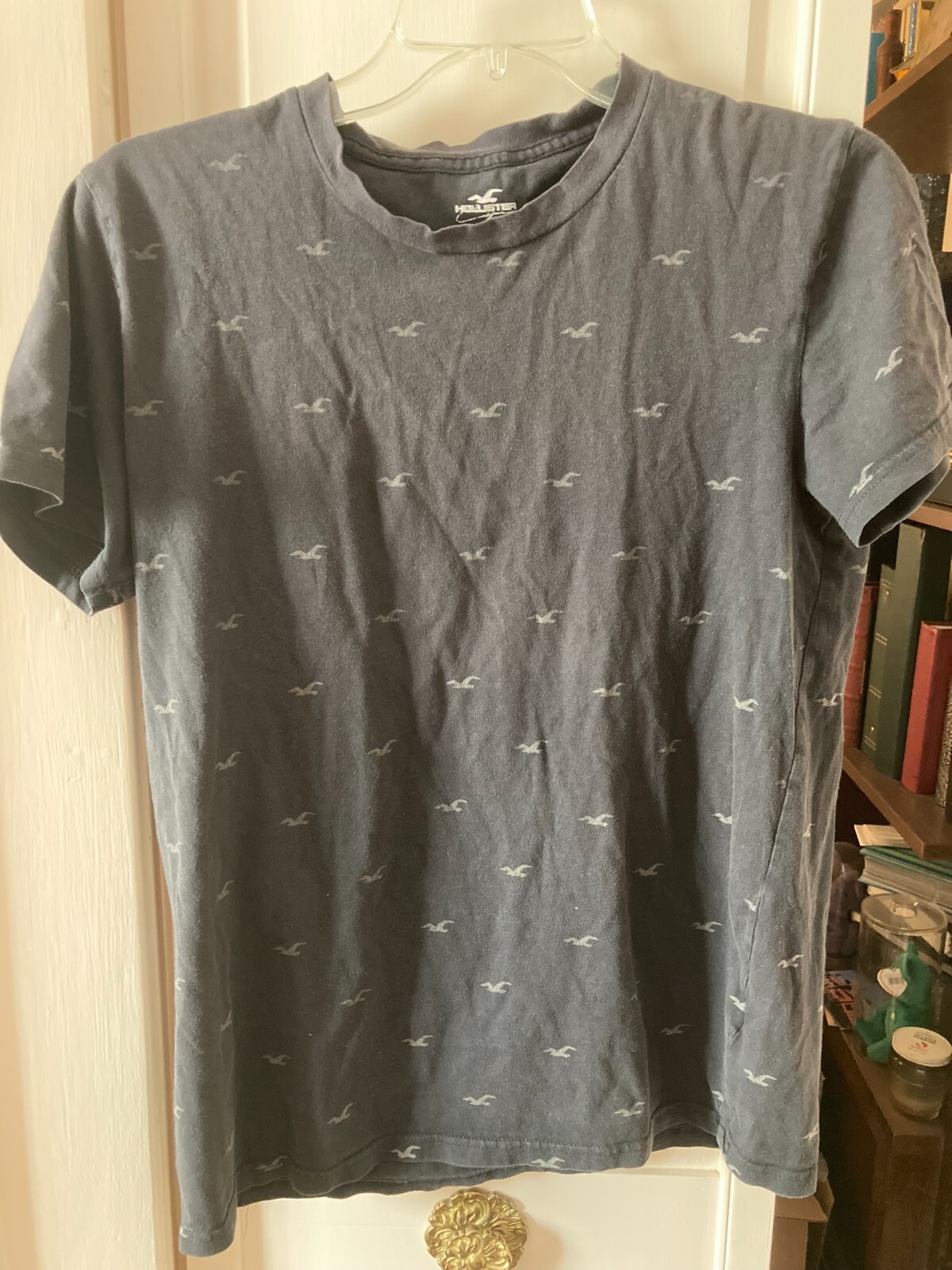 Hollister Must Have Collection SS Tee Black w/Bird all over print – Size small