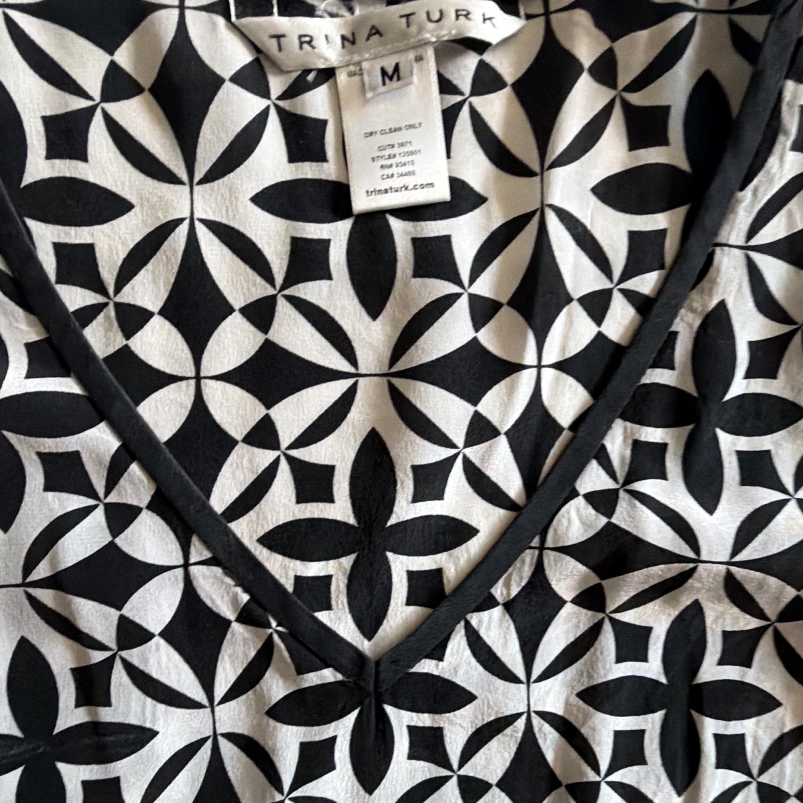 Trina Turk Women’s M Black/White Geometric Cold Shoulder V-Neck Silk Top