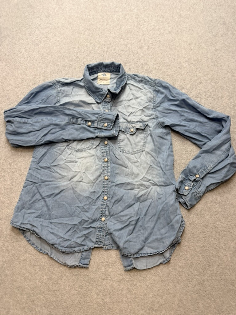 Wild Fable Womens Denim Shirt S Light Wash Blue Pearl Snap LongSleeve Split Back