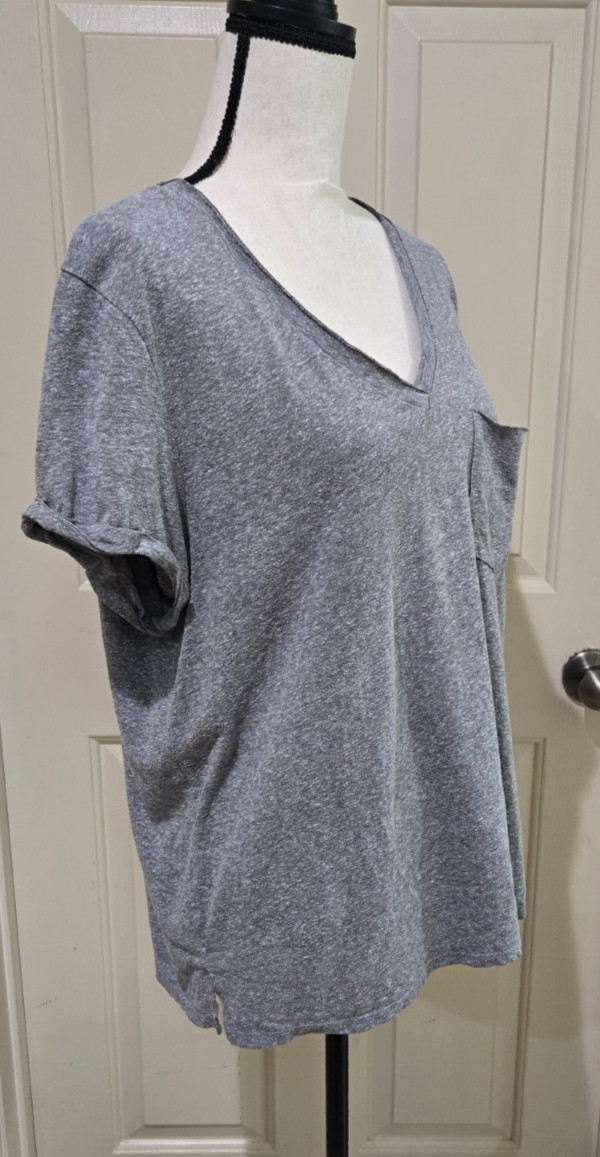t. La Anthropologie sz XL gray v-neck tshirt