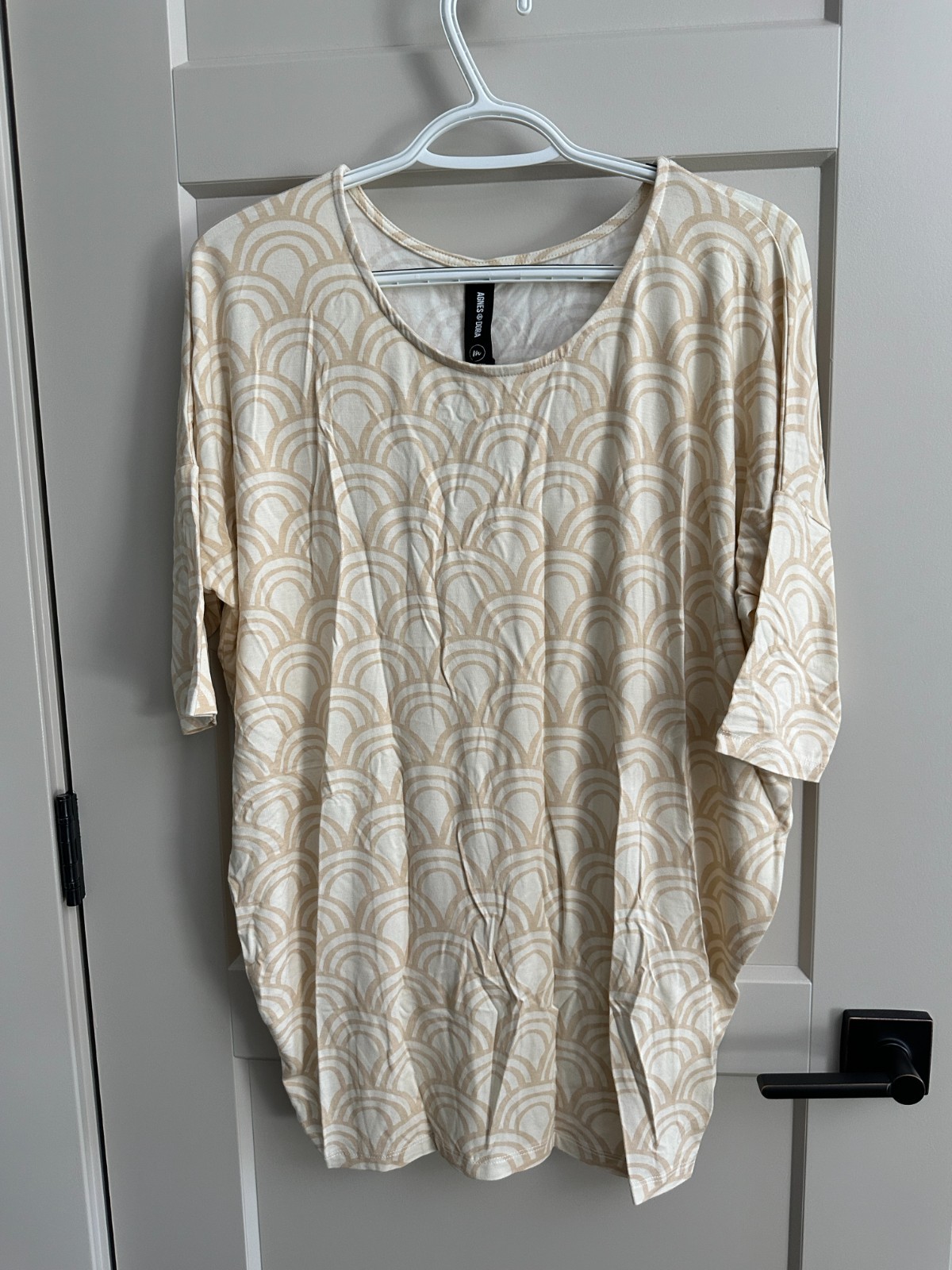 Agnes & Dora Dolman Tunic Stacked Scallop Cream Medium M NWT Tan Women