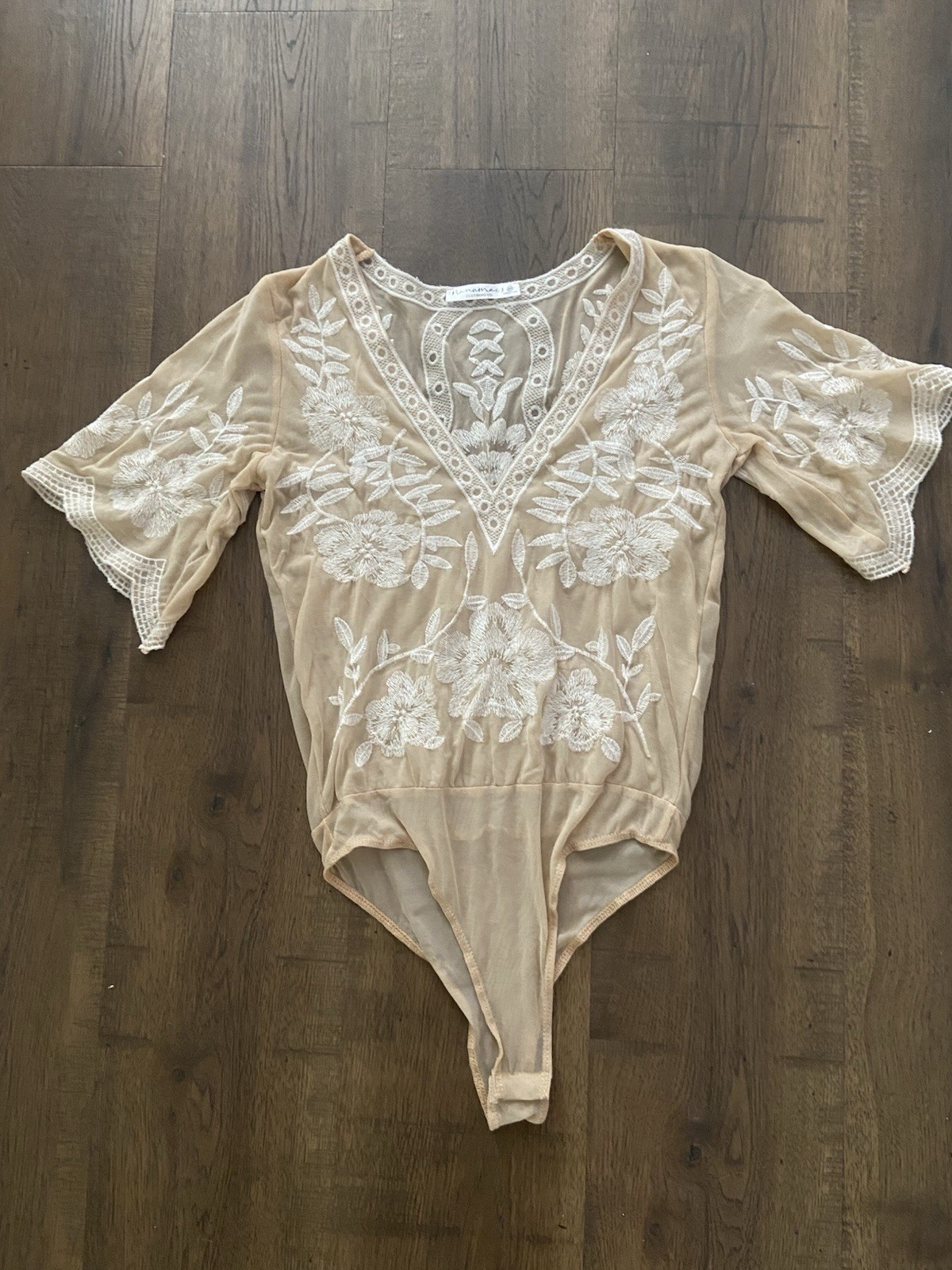 Women’s NanaMacs Nude Sheer Floral Embroidered V-Neck Bodysuit – Medium