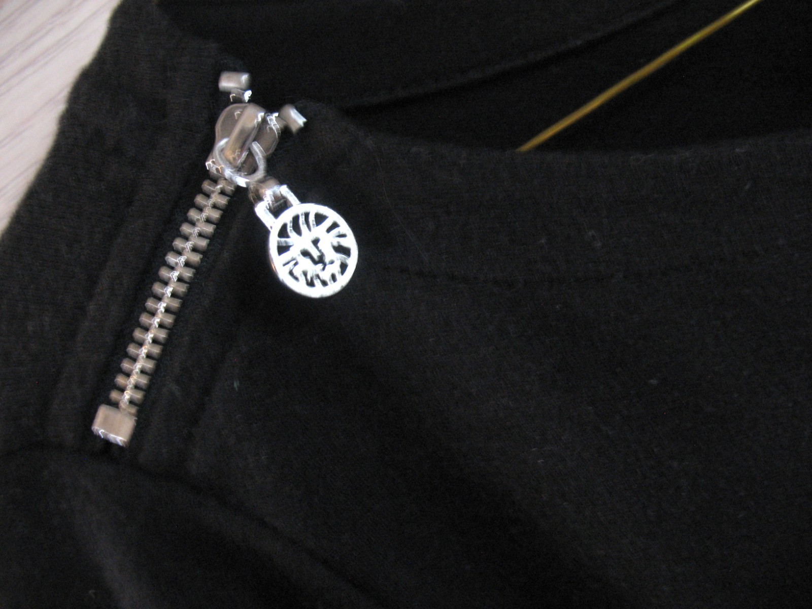 Anne Klein Women’s SHIRT TOP PULLOVER Black w LOGO BLING LION HEAD sz M zippers