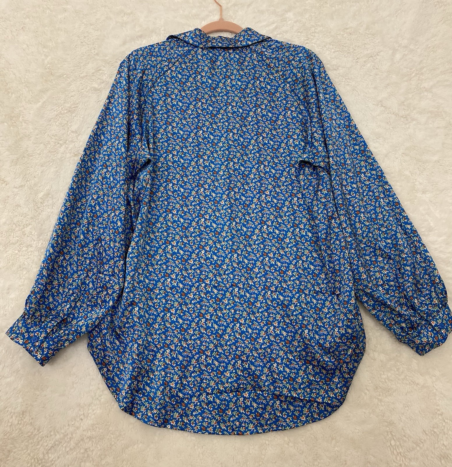 Women’s Blue Ditsy Floral Satin Long Sleeve Top Size Large V Neck Oversized NWT