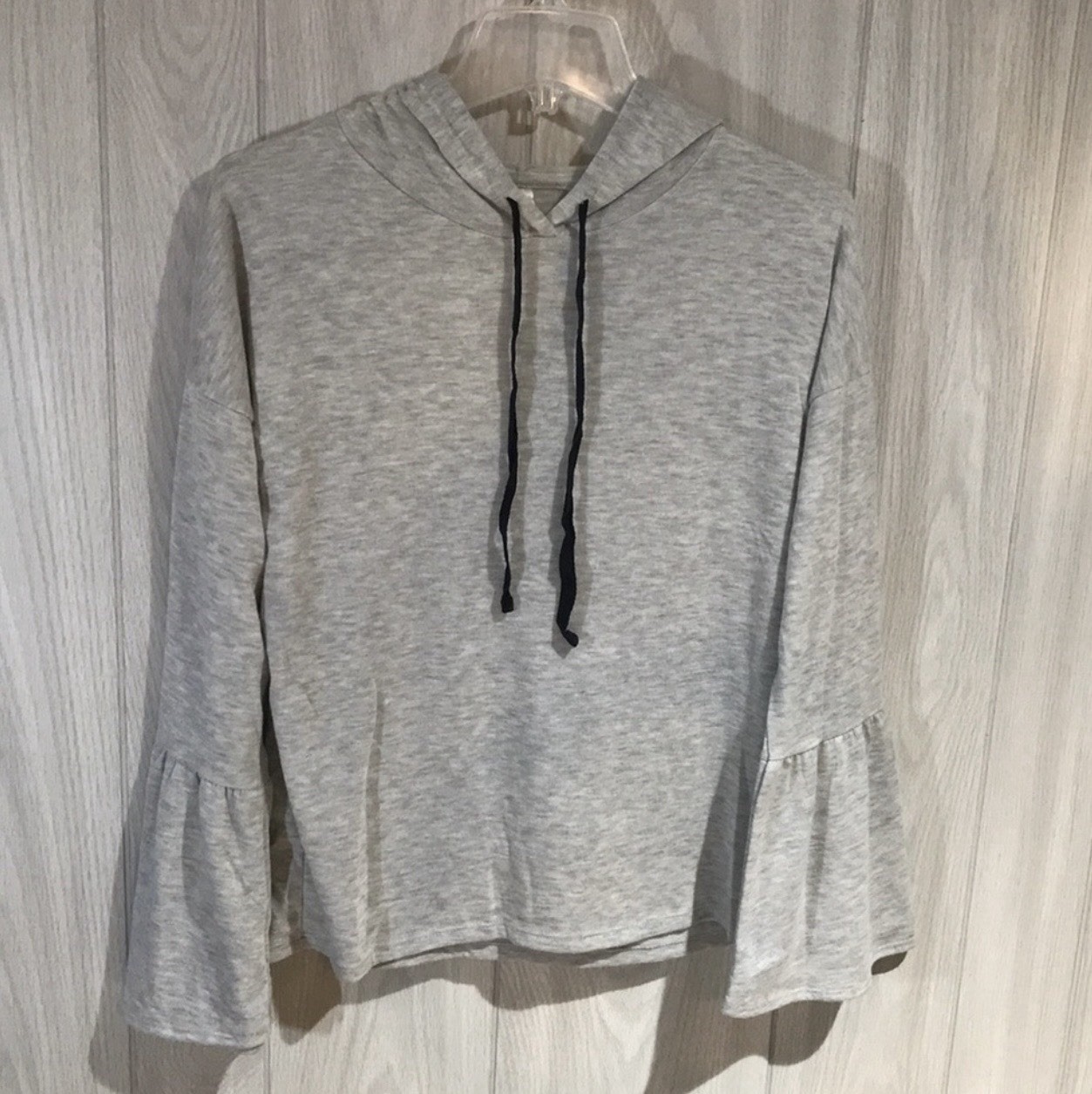 Tresics women’s gray long sleeve hooded shirt size Medium