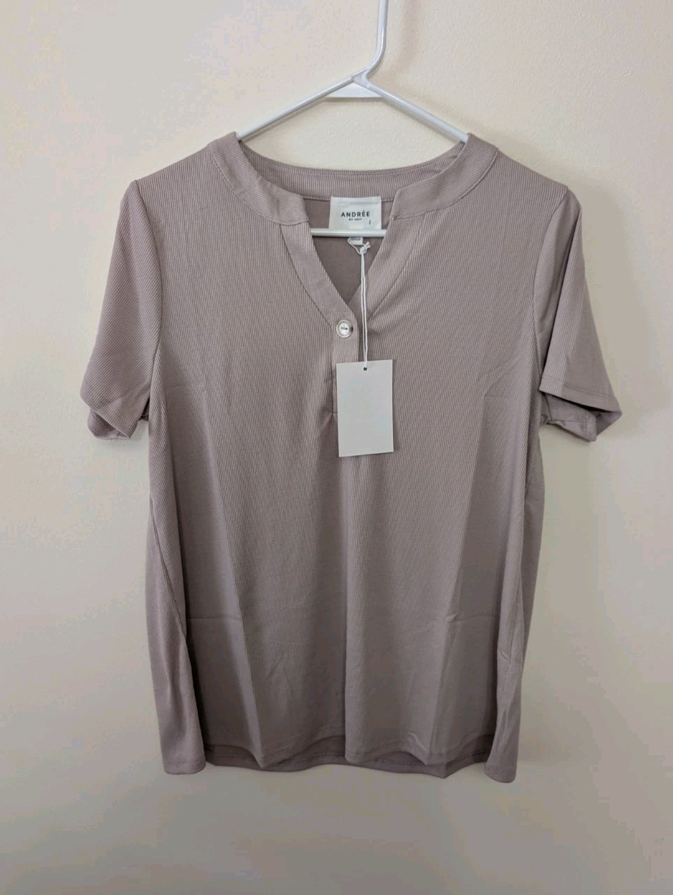 Andree by Unit Women’s Pearl Gray Ribbed Notched V-Neck Short Sleeve Henley…M