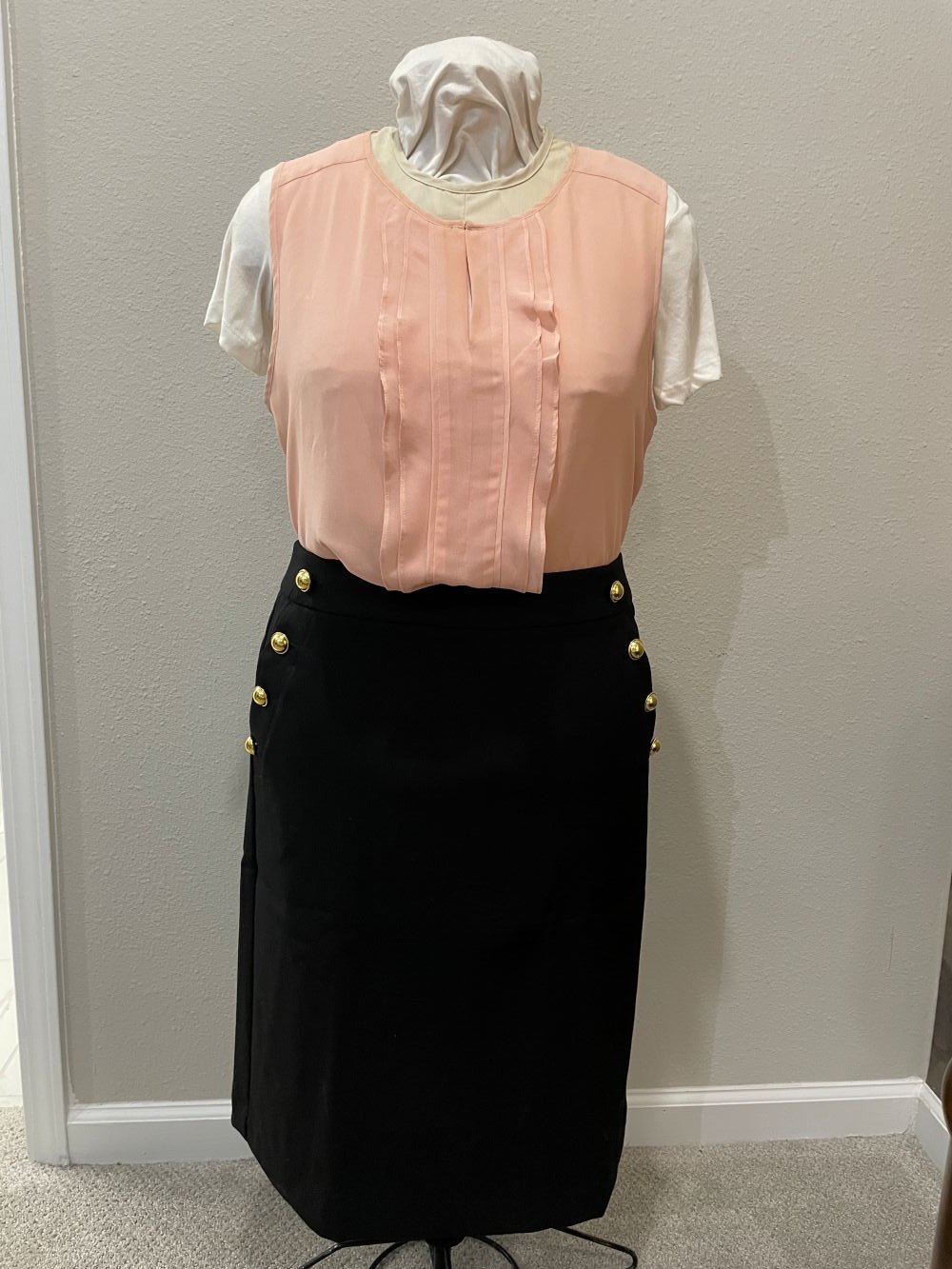 Ann Taylor Blush Sleeveless Pleated Blouse with Ruffle Front Detail – Women’s XL