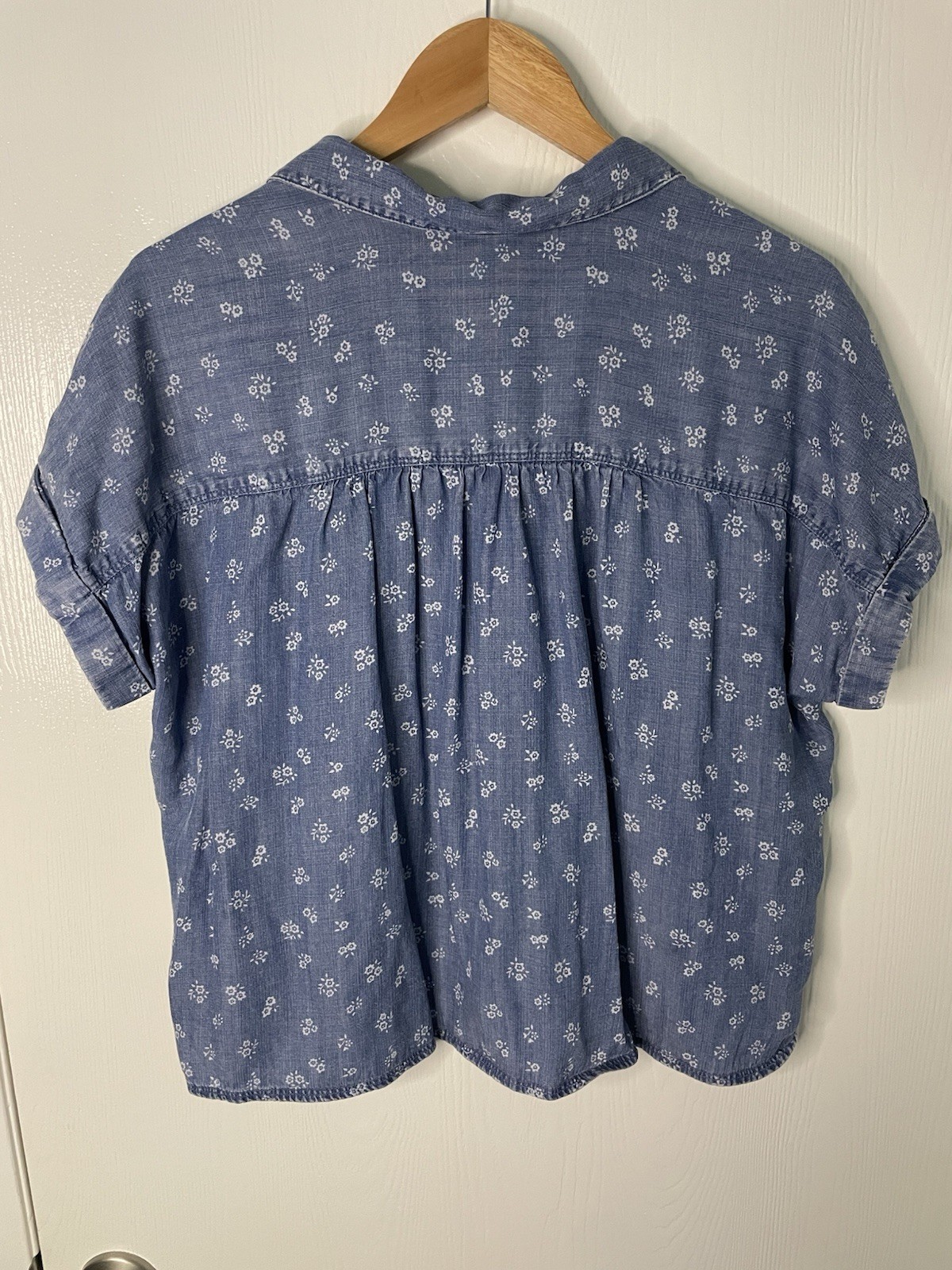 Splendid Small 100% Lyocell Chambray Floral Button Front Shirt Blue Short Sleeve